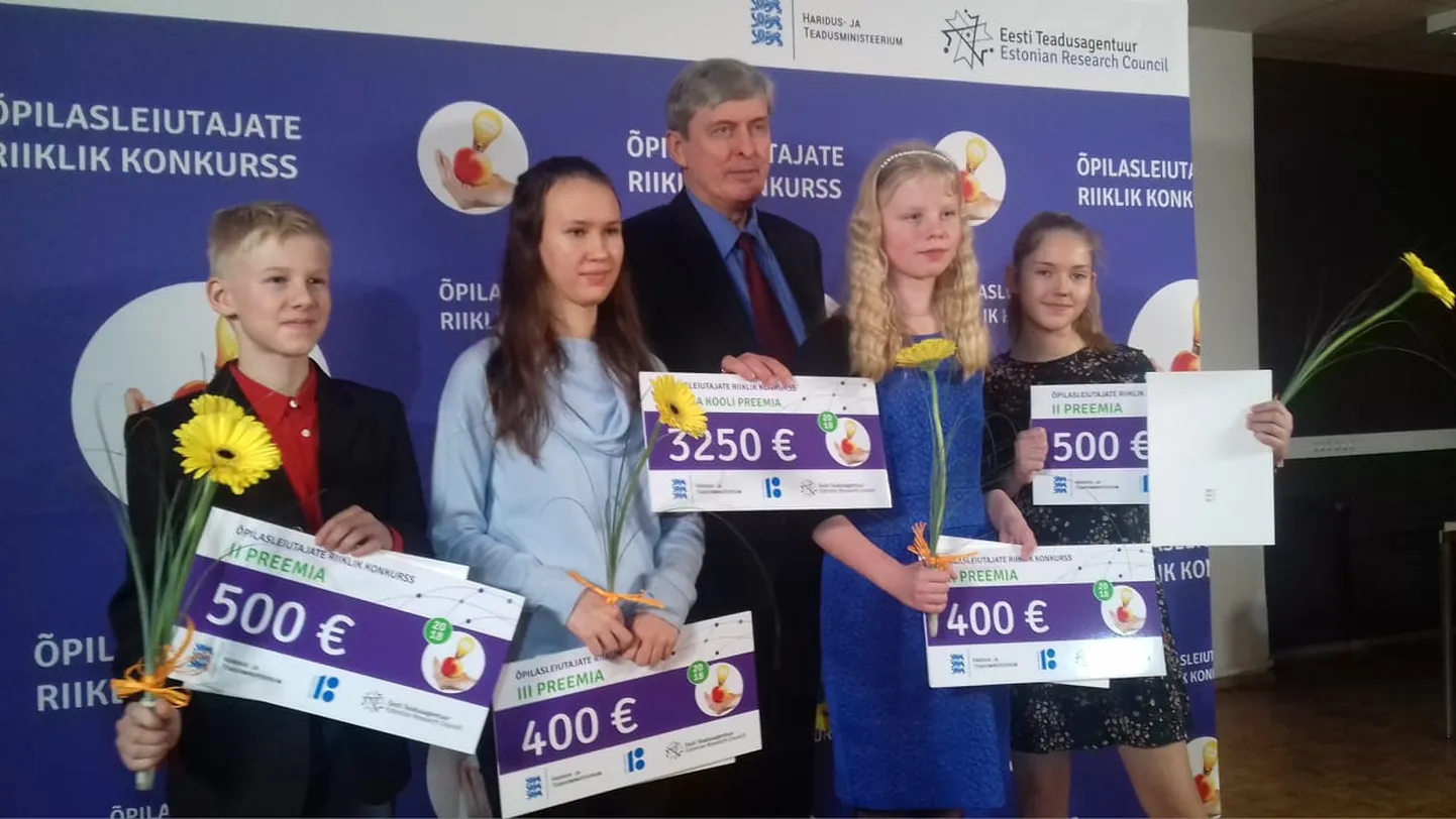 Tõrva gümnaasium sai õpilasleiutajate konkursil parima kooli preemia. 5.–9. klasside arvestuses said II preemia  Hanna-Liisa Starke ja Tanel Tamm ning III preemia Birgit Ingermann ja Kersti Põldsalu. Noori juhendas kooli tööõpetuse õpetaja Jaan Tasa.