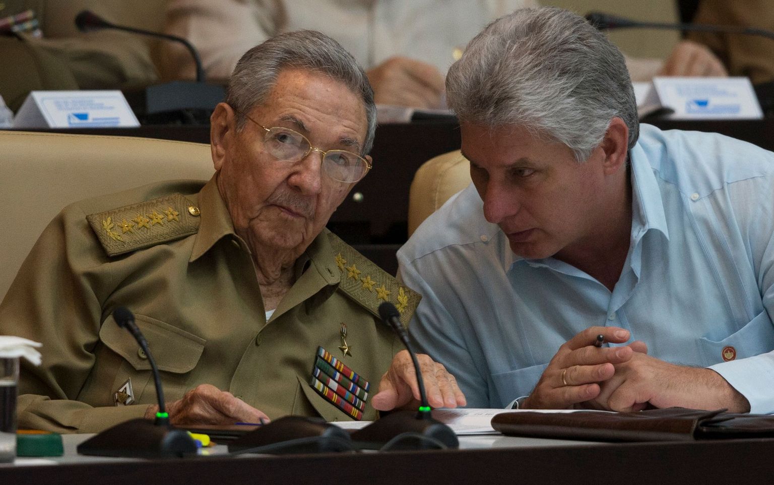 Miguel Mario Díaz-Canel (paremal) ei saa ka presidenditoolil Raúl Castrost (vasakul) üle ega ümber.