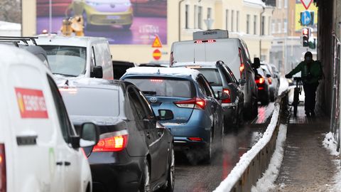 VIDEO ⟩ Jaunās satiksmes izmaiņas Latgales ielā. Vai gaidāmi pamatīgi sastrēgumi?