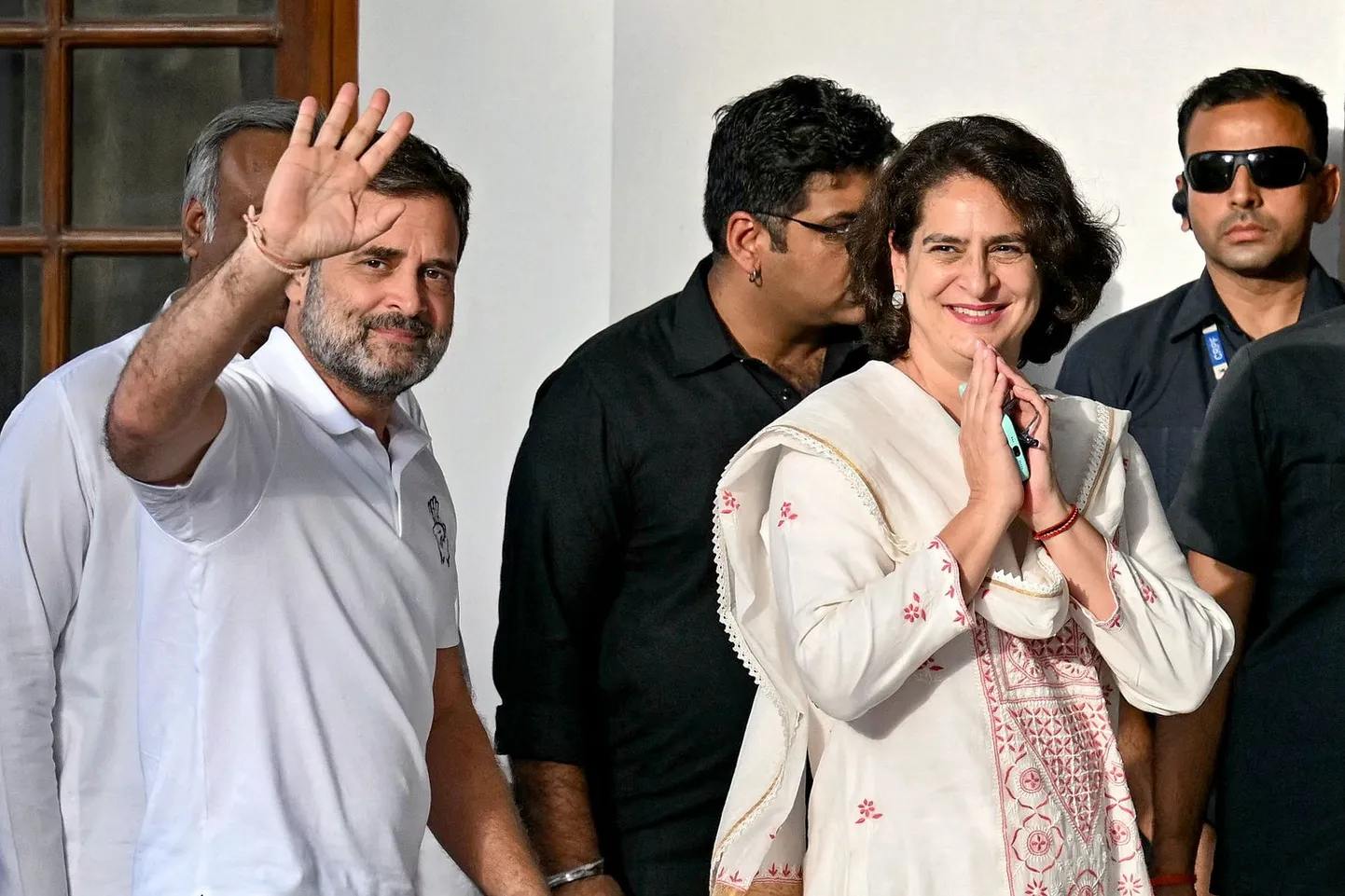India opositsioonipartei Rahvuskongress juhid Rahul Gandhi (vasakul) ja tema õde Priyanka Gandhi Vadra tänasid toetajaid, kui saabusid kolmapäeval, 5. juunil New Delhis aset leidnud kohtumisele.
