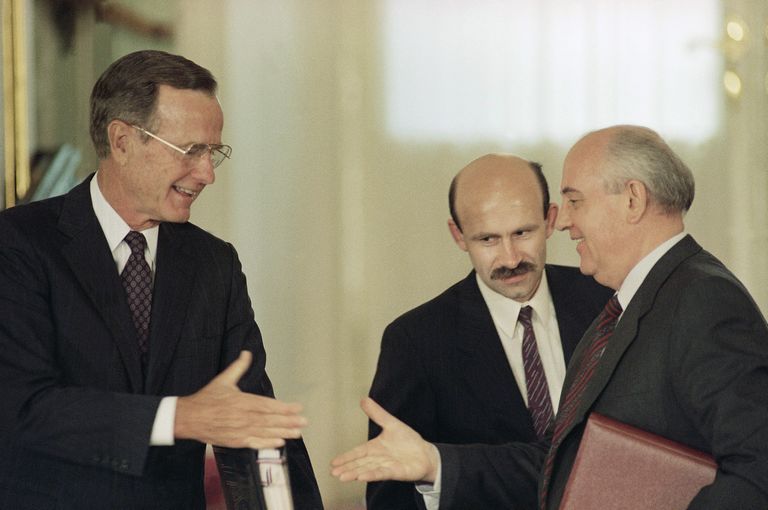 Президент США Джордж Буш, переводчик Михаила Горбачева Павел Палажченко и президент СССР во время подписания договора СНВ о сокращении ядерных вооружений, Москва, 31 июля 1991 года.