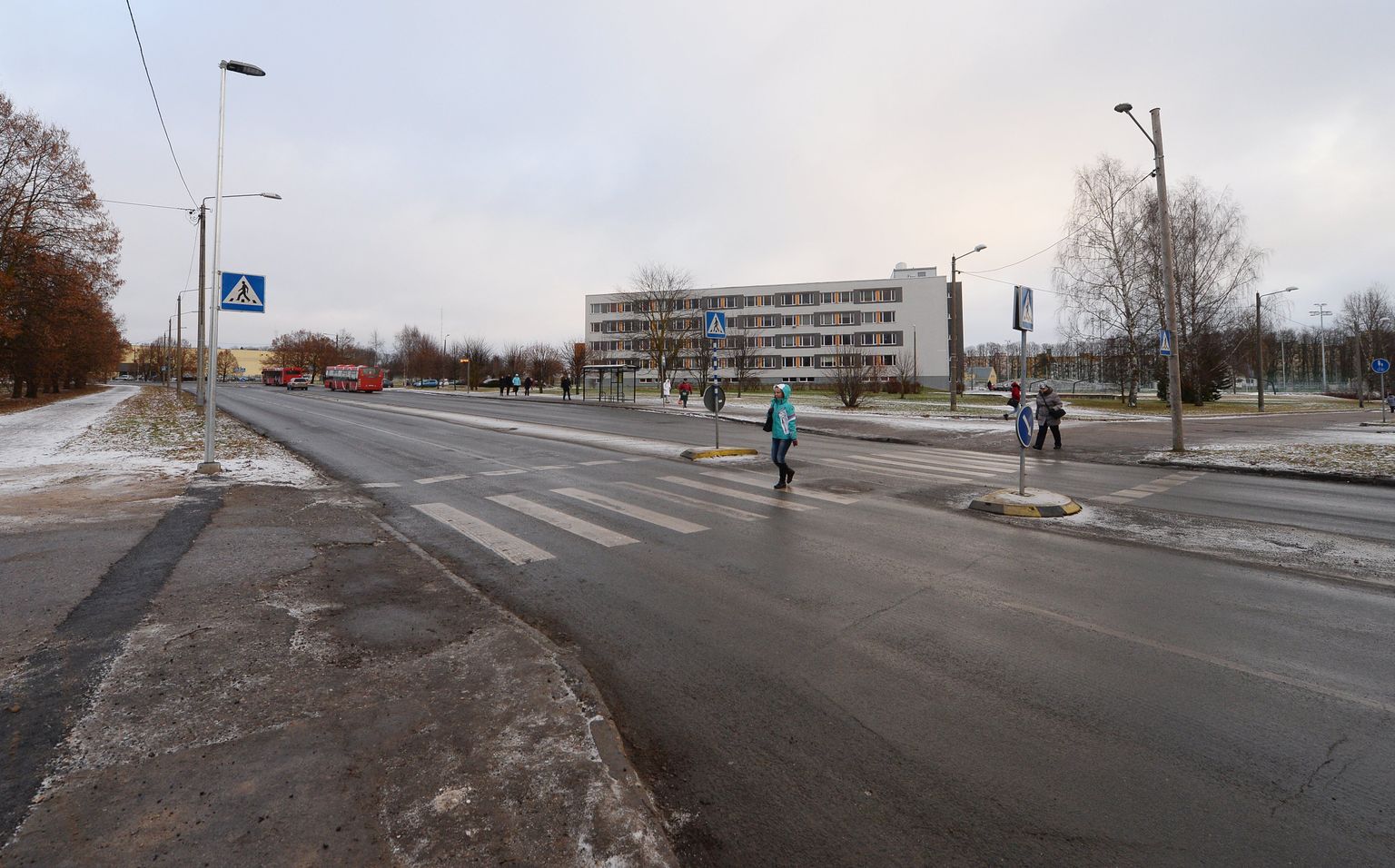 Reguleerimata ülekäigurajad Kaunase puiesteel Annelinna ja Petersoni gümnaasiumi lähistel saavad veel sel aastal parema valgustuse. Neile fooride panemiseks Tartu järgmise aasta eelarves kahjuks raha ei ole.