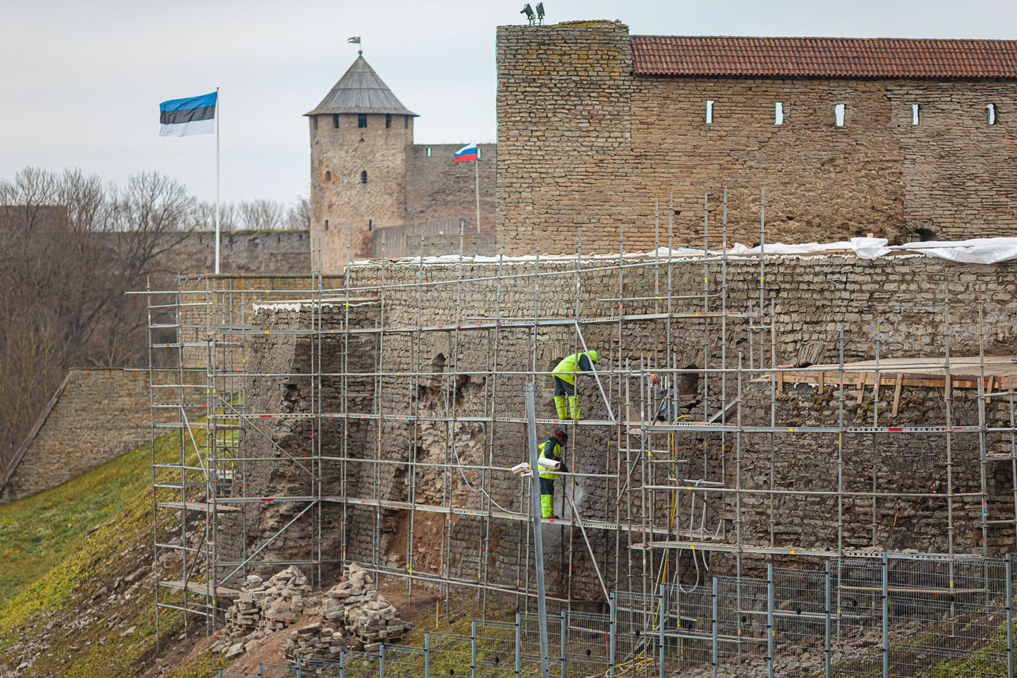 Viis aastat tagasi osaliselt lagunenud Narva linnuse põhjamüüri restaureerimine ja konserveerimine on üks osa suurest Eesti−Vene piiriülese koostöö projektist.