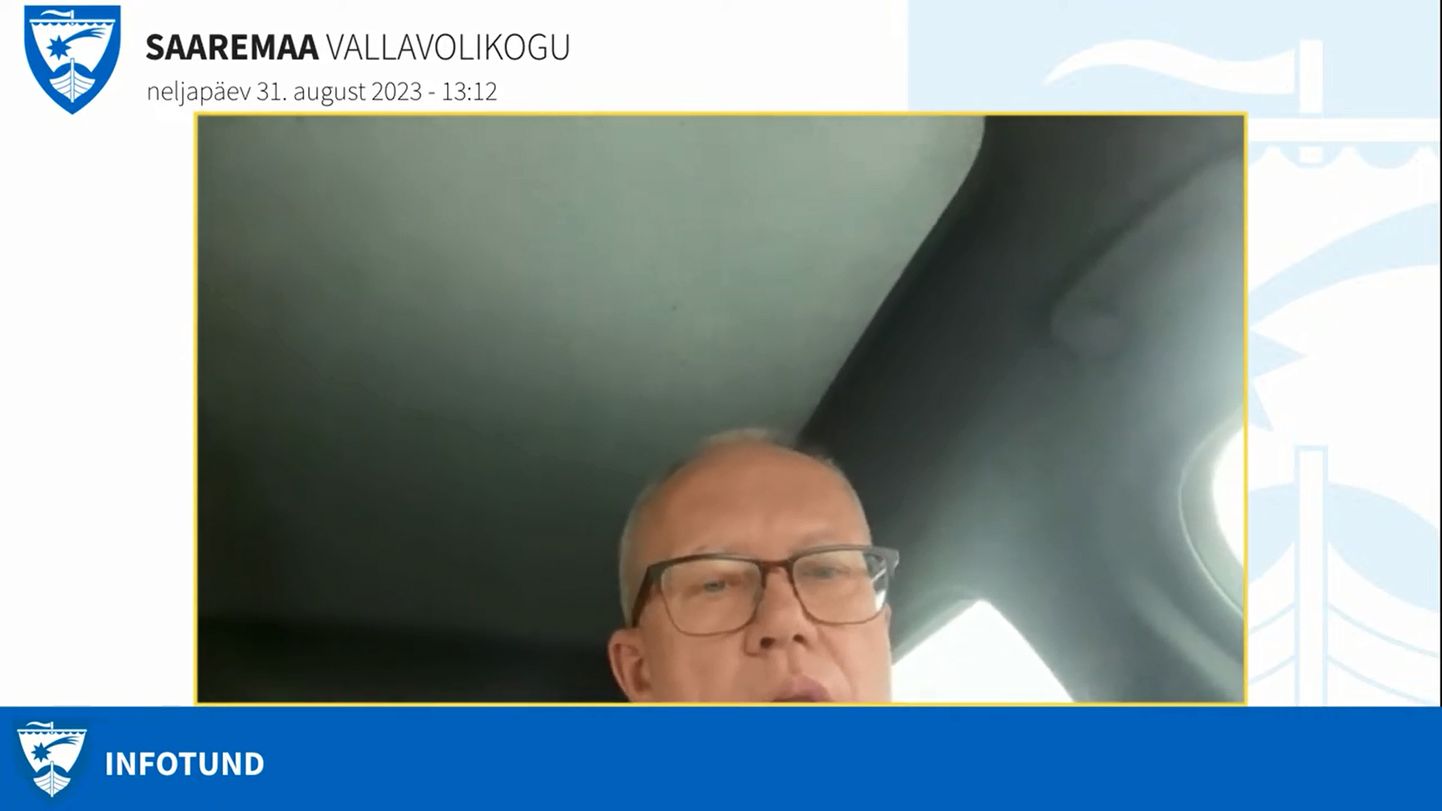 Mart Maastik osaleb Saaremaa volikogu istungil autot juhtides.