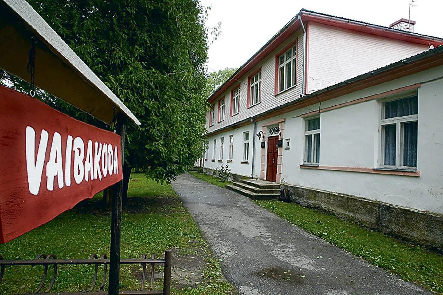 Pootsi mõisa valitsejamaja teisel korrusel on ennast sisse seadnud vaibakoda, mille võõraski kergesti üles leiab.