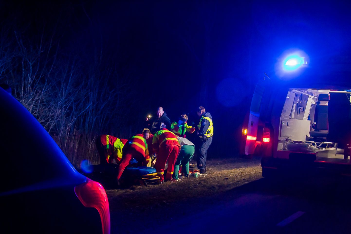 Saaremaal leiti laupäeva õhtul maantee äärest teadvusetu naine, kes suri haiglas.