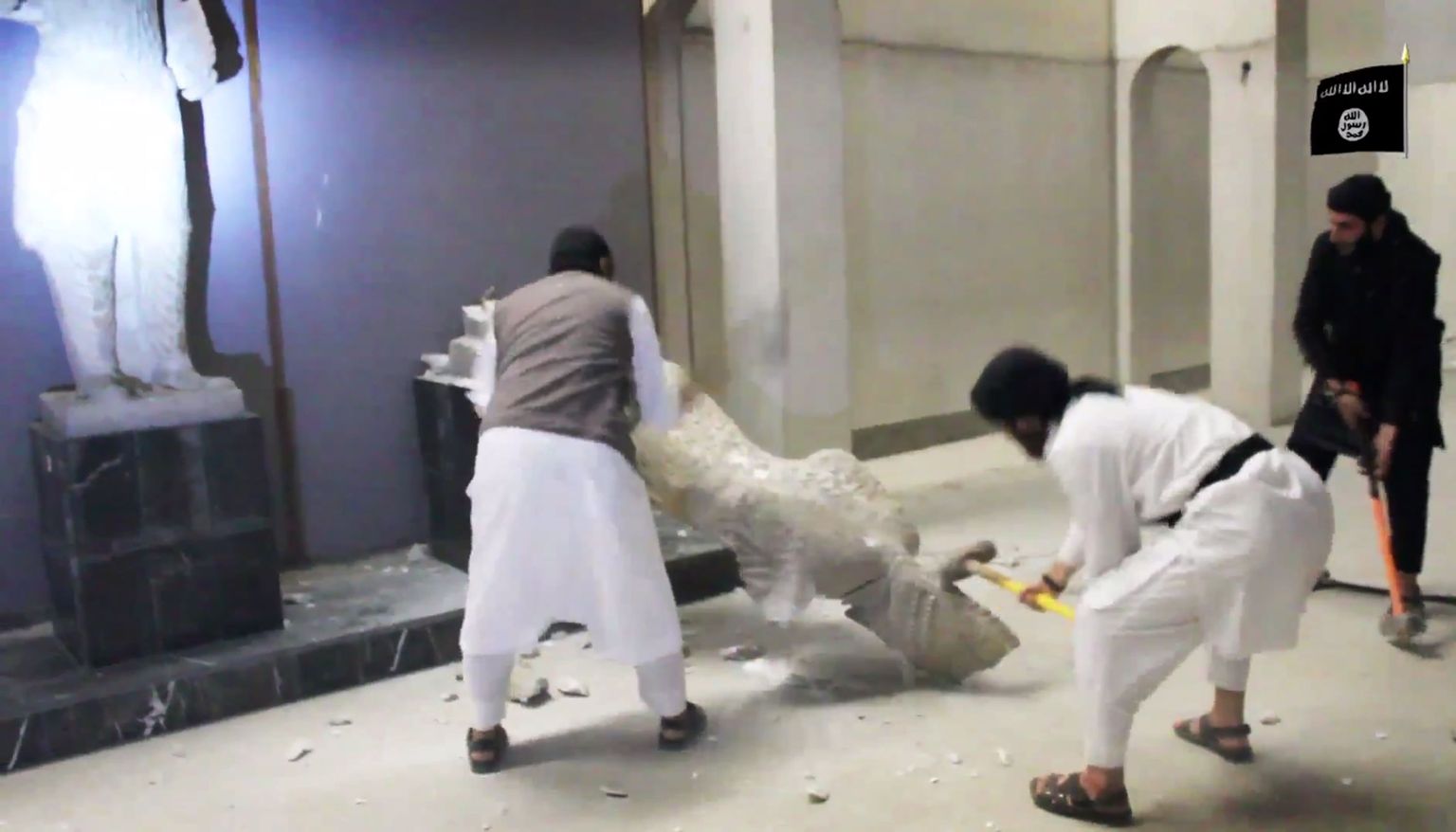 Kaader videost, kus kujutatakse purustustööd Mosuli muuseumis.