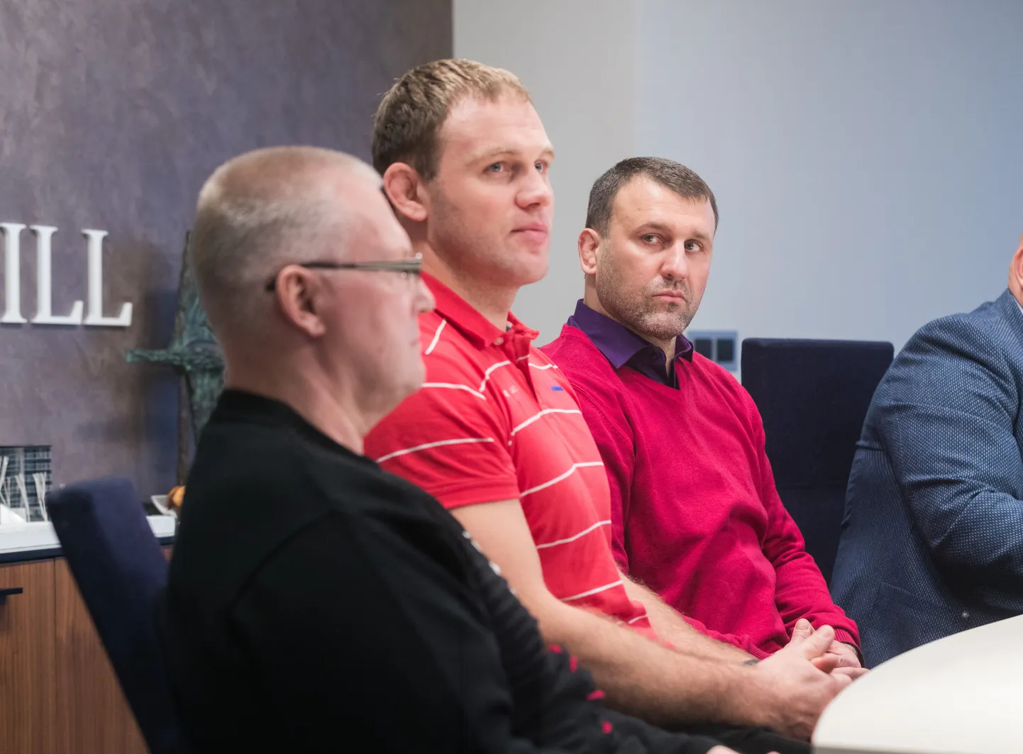Vasakult reener Aleksander Jairus, maadleja Heiki Nabi, treener Igor Bugai.