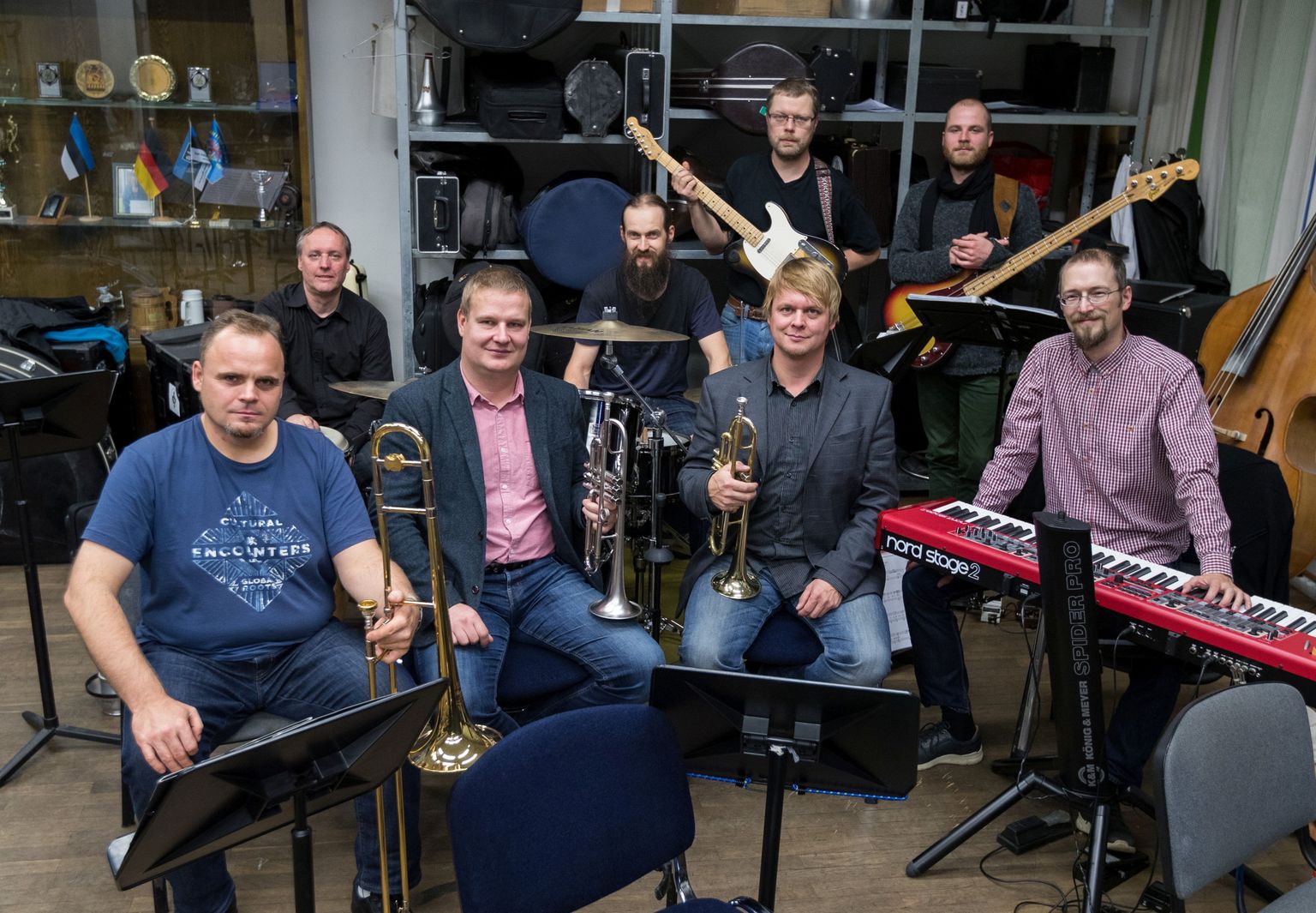 Estraadiraadios mängivad Artur Kiik (esireas vasakult, tromboon), Vallo Mänd (trompet), ansamblijuht Tanel Aavakivi (trompet) ja Priit Sootla (klahvpillid) ning Margus Tammemägi (tagareas vasakult, perkussioon), Andrus Lillepea (trummid), Karl Laanekask (kitarr) ja Indrek Mällo (bass).