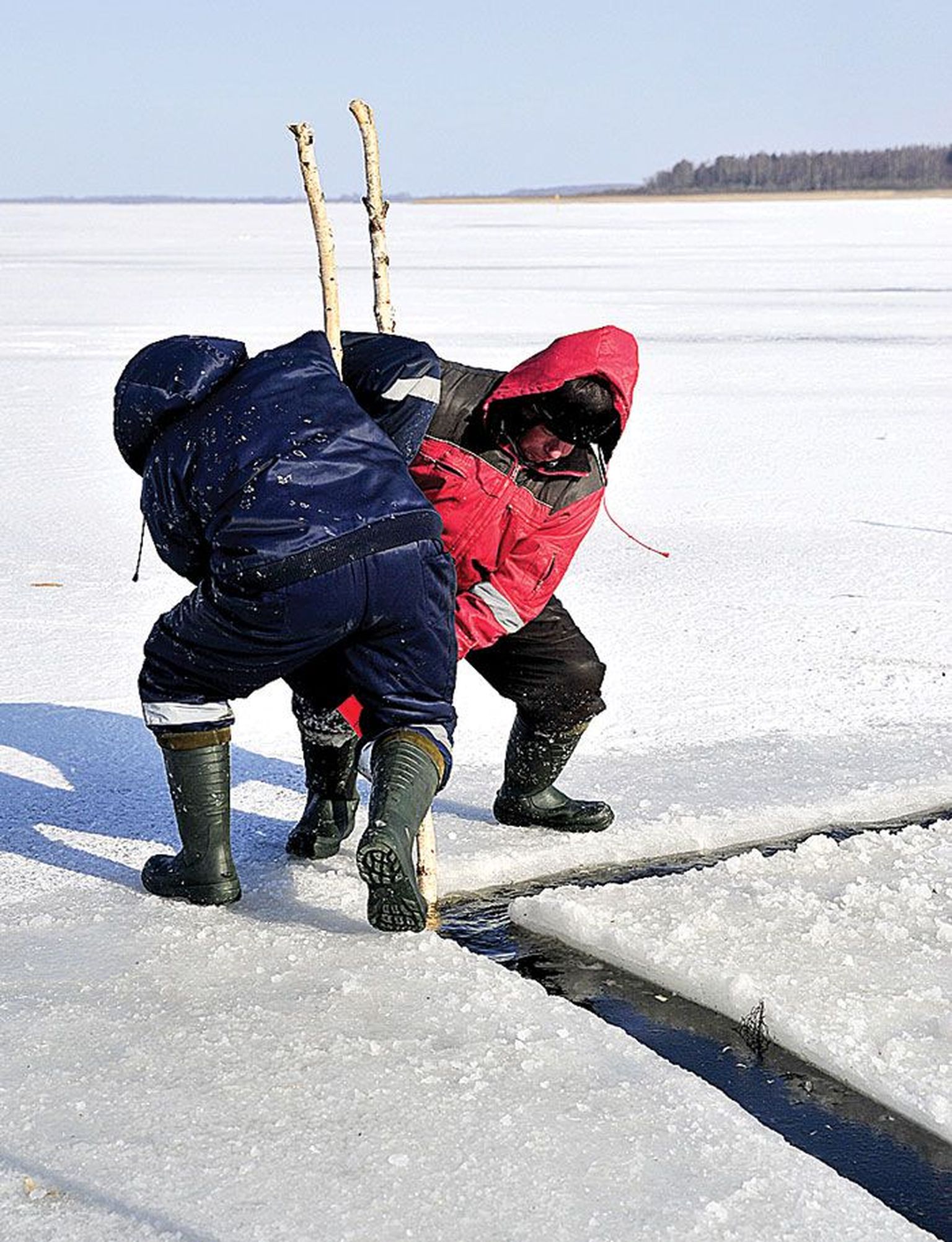 Nii rammivad Mehikoorma kalurid Leonid Rõžov (seljaga) ja Semjon Kolbakov mõrra vaia järve põhja kõvasse mudasse kinni.