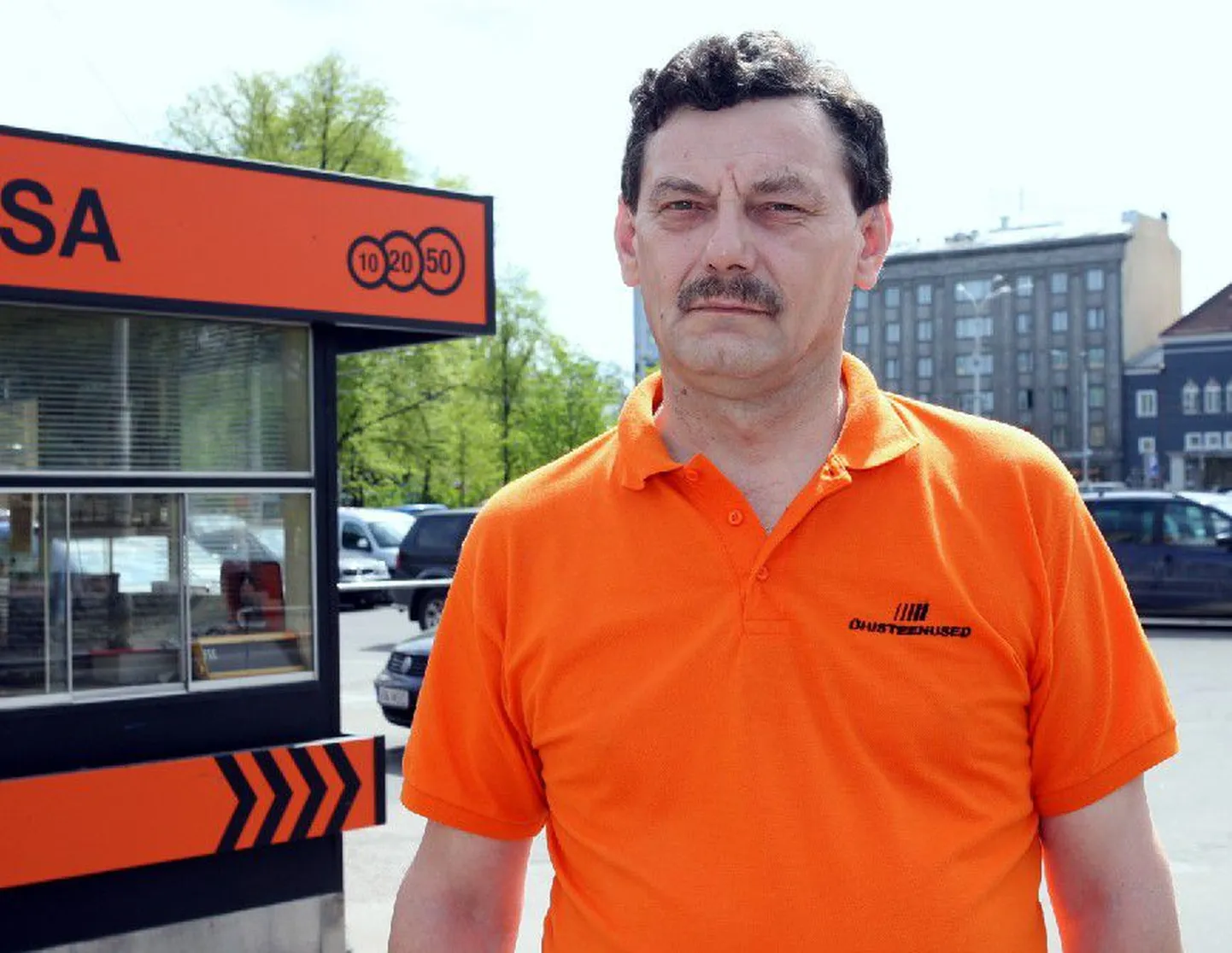 Endine tippvõrkpallur Mihhail Azarov teenib praegu igapäevast leiba Tallinnas parkimisteenuse vahendajana.