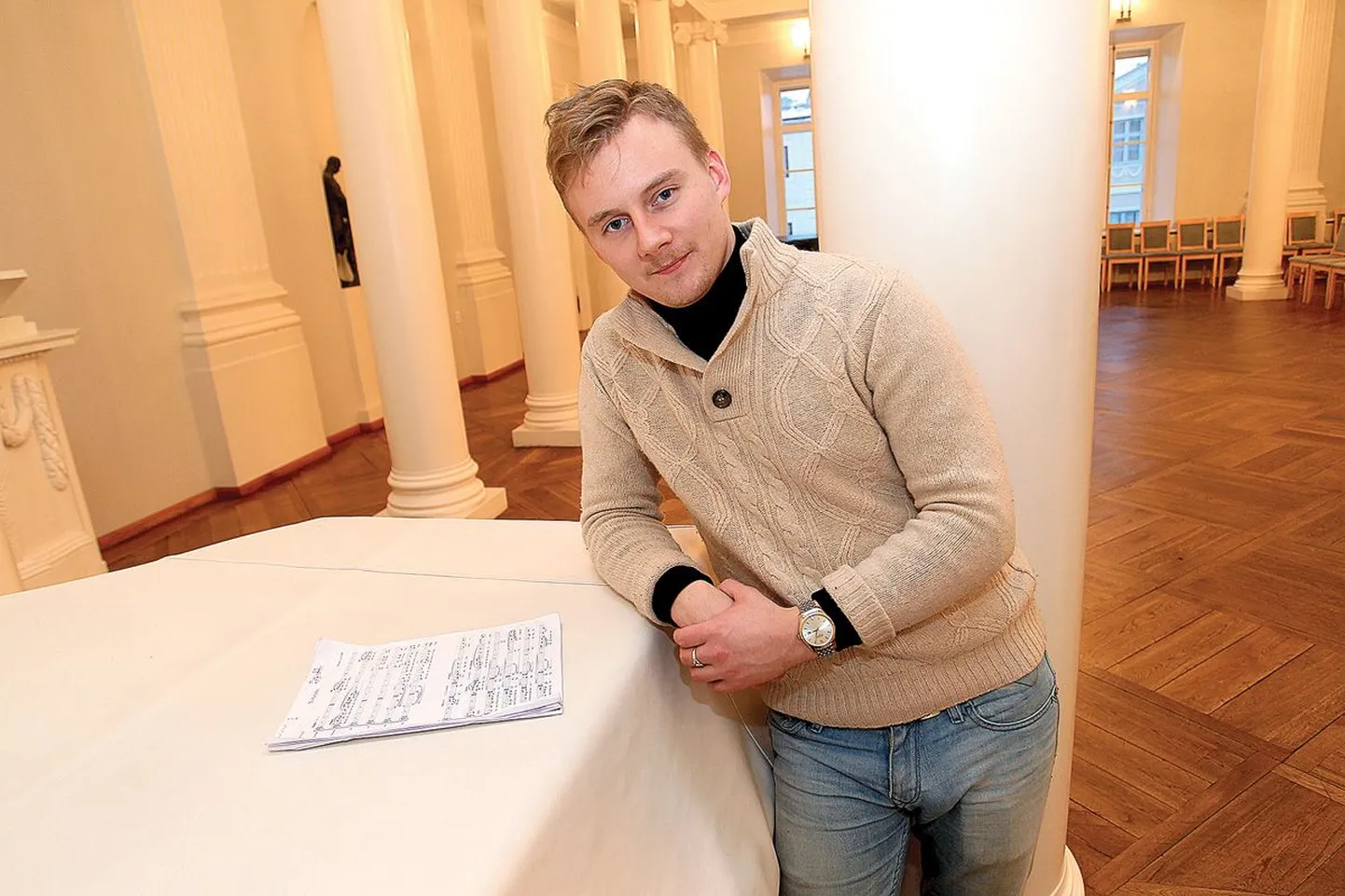 Dirigent Benjamin Kirk (23) on Tartu ülikooli aulas klaverile asetanud vastse kooriteose «Ood sügisele» noodi. See tuleb koos muu muusikaga Tartu ülikooli akadeemilise naiskoori esituses sealsamas kuulajate ette eeloleval pühapäeval kell 17.