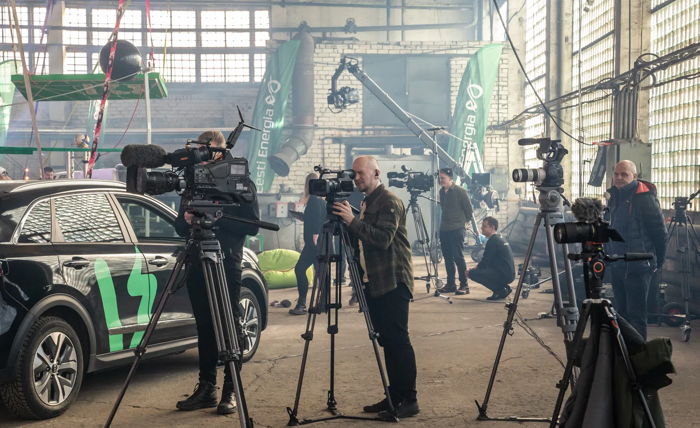 Jõhvis asuv tööstushoone oli mitu päeva nagu filmipaviljon, kus enam kui kümne kaameraga võeti üles "Rakett 69" finaalsaade.
