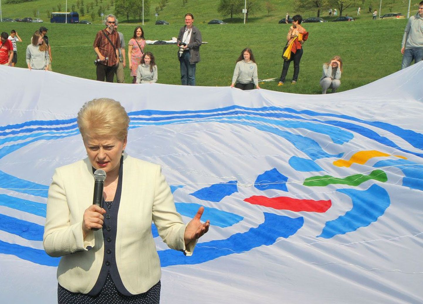 Tõenäoliselt Leedu eesistumise peamiseks eestkõnelejaks saav president Dalia Grybauskaitė eesistumise logo kandva hiigeltuulelohe ees.