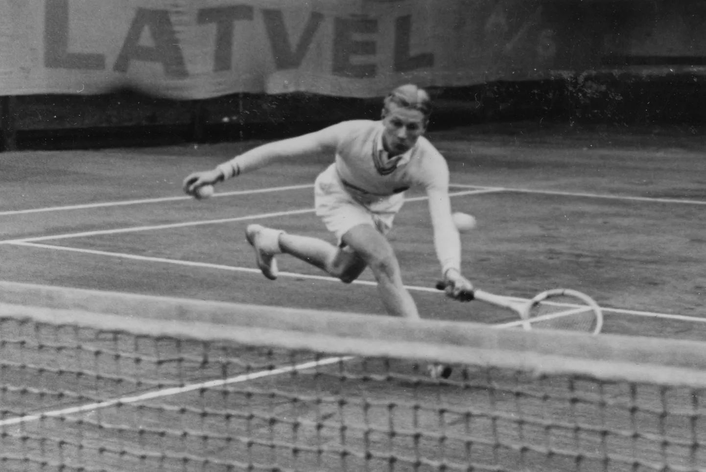 Evald Kree koolipoisina tenniseplatsil (1937).