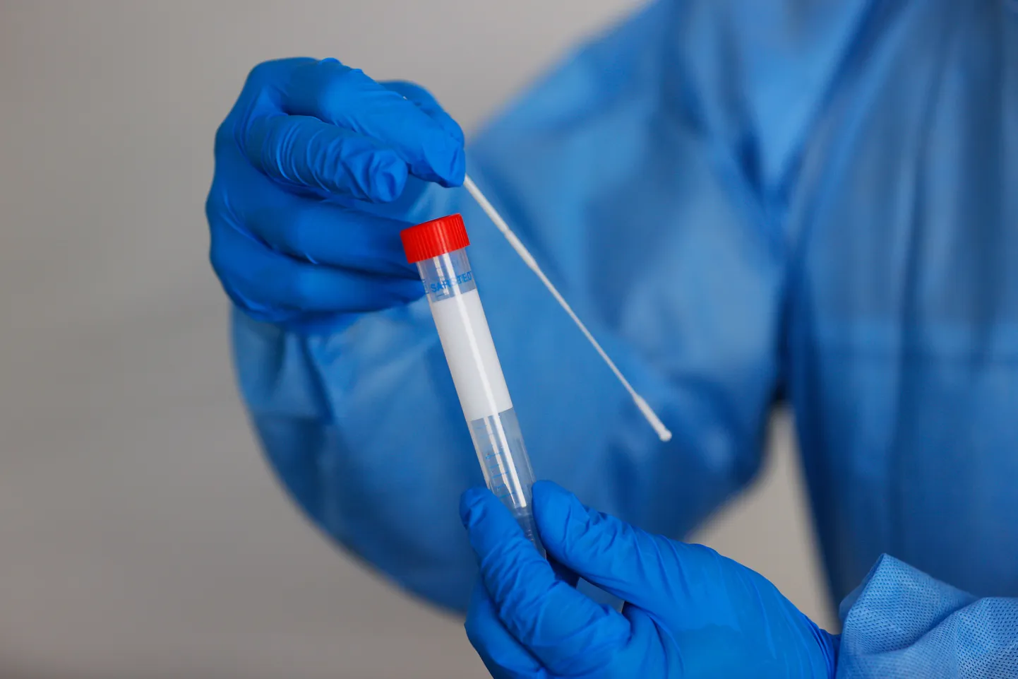 FORT WORTH, TEXAS - JUNE 09: Doping Control Officer Deke Gunsolley displays a sexplains the coronavirus testing process at a Sanford Health mobile testing unit prior to the Charles Schwab Challenge on June 09, 2020 in Fort Worth, Texas. The PGA Tour has partnered with Sanford Health to provide on-site COVID-19 testing for players, caddies and essential personnel at it's tournaments.   Tom Pennington/Getty Images/AFP
== FOR NEWSPAPERS, INTERNET, TELCOS & TELEVISION USE ONLY ==
