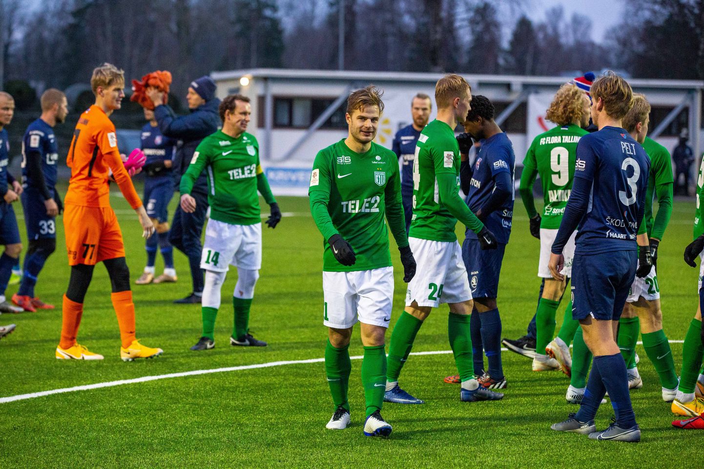 Tallinna FC Flora mängijad jalgpalliväljakul.
