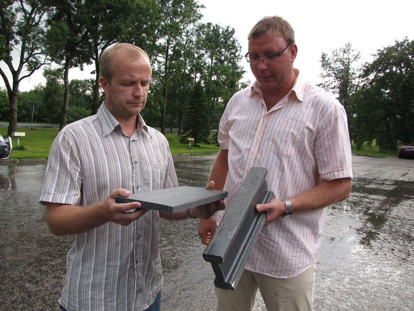 Osaühingu Rexest Grupp juhatuse liikmed Aivo Käsnar (vasakul) ja Andrus Valdmaa usuvad, et ehituses võiks vineeri ja puidu asemel edukalt kasutada keskkonnasõbralikke plastjäätmete sulamist valmistatud plaate ja talasid.
