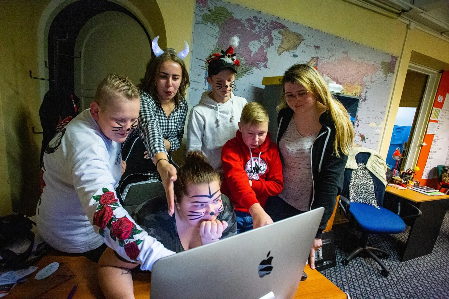 Noored, kes loovad ajalehte: (vasakult) Henry Hiiemäe, Viktoria Musakko, Meiran Viljak, Jolanda Pikerpõld, Gregor Laats, Dagny Sumin.
