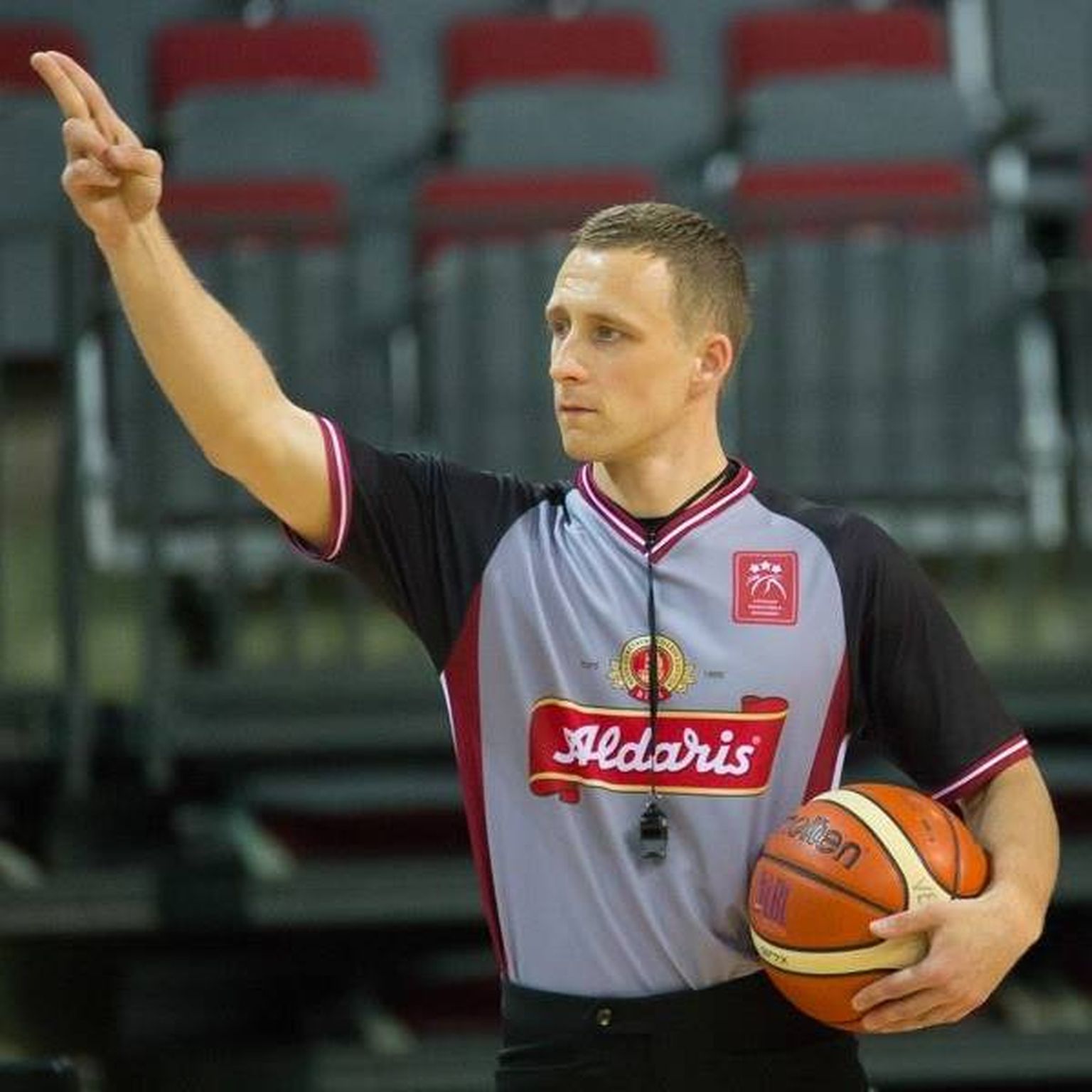 Basketbola tiesnesis Mārtiņš Kozlovskis.