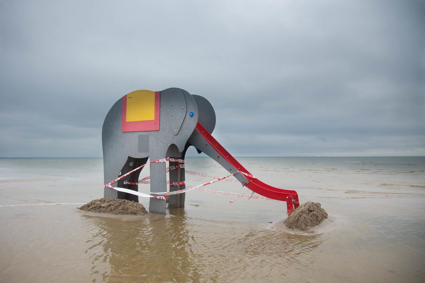 Pärnu rannas asuv elevant oli veel täna lõunal piiratud ohutuslintidega.