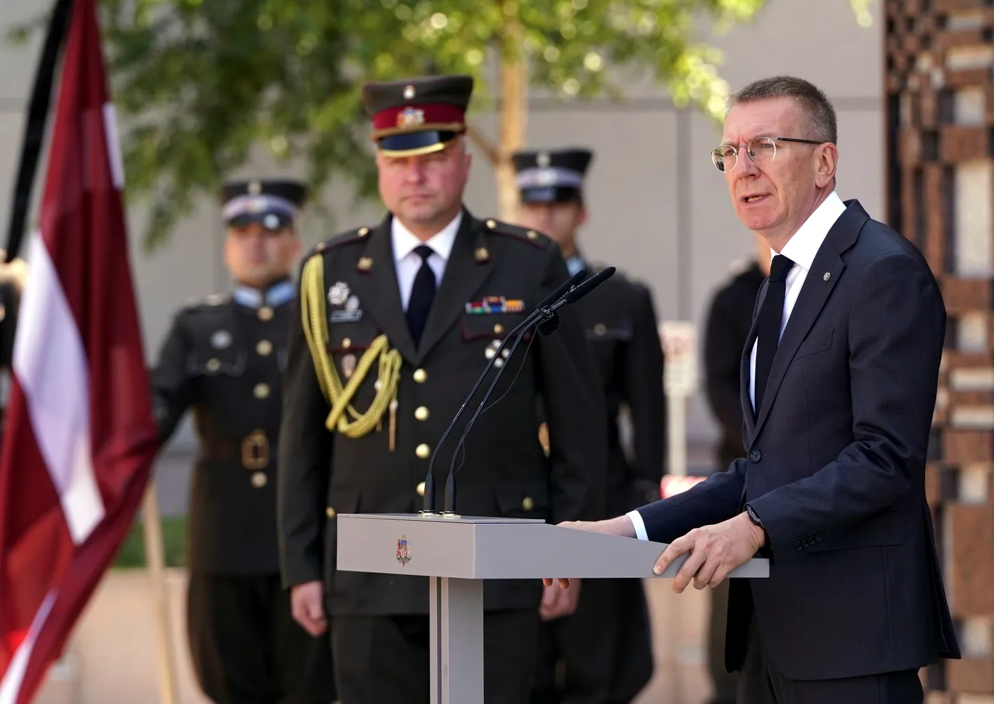Valsts prezidents Edgars Rinkēvičs piedalās Komunistiskā genocīda upuru piemiņas brīdī Strēlnieku laukumā pie memoriāla "Vēstures taktīla".