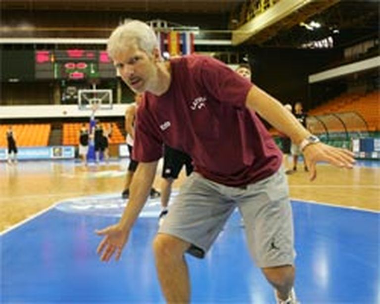 Latvijas nacionālās komandas galvenais treneris Ainārs Zvirgzdiņš. 