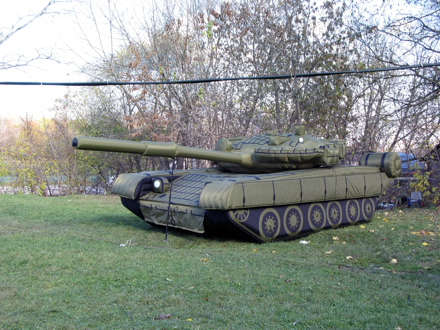 Täispuhutav tank. PIlt on illustreeriv