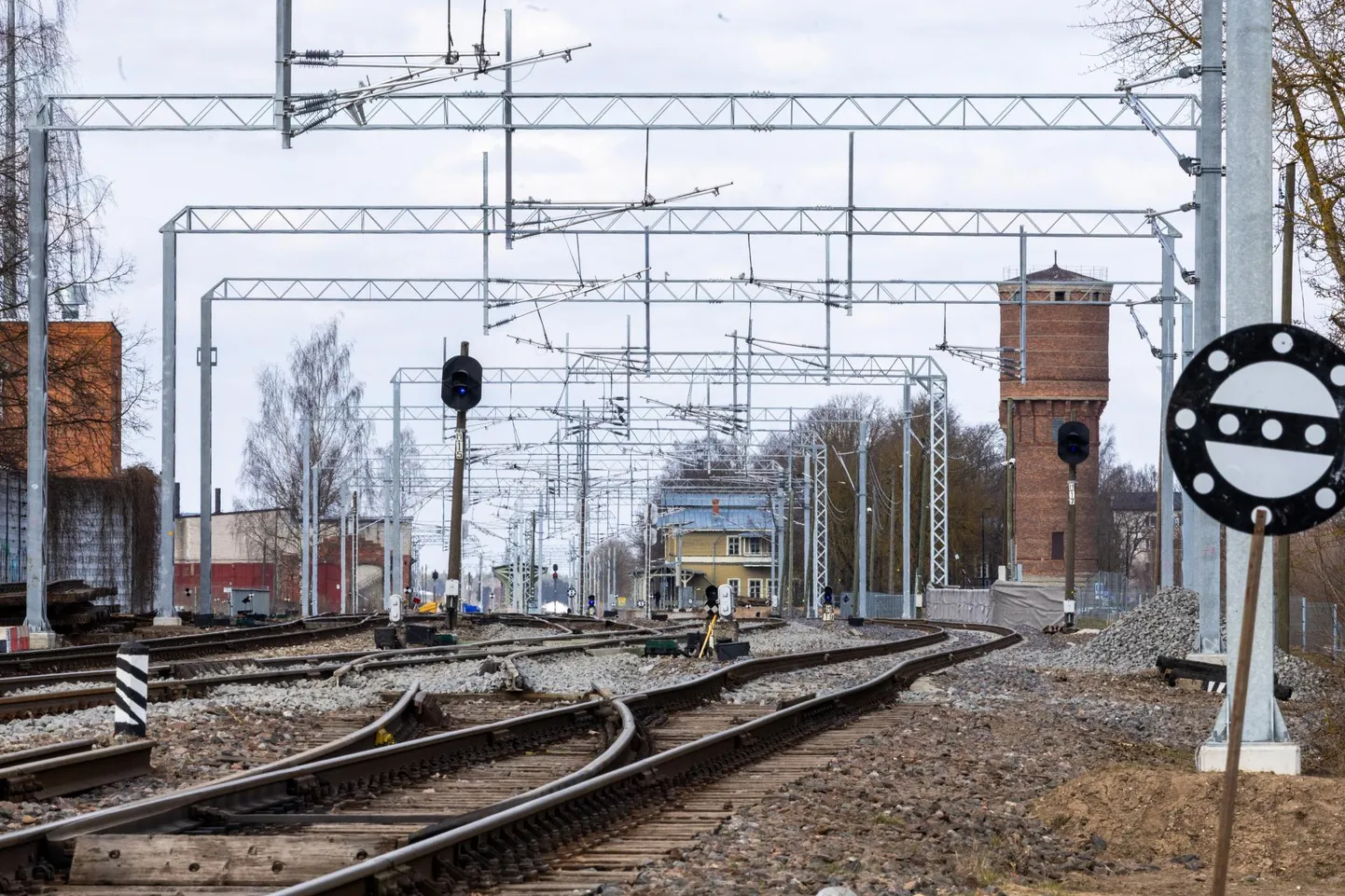 Päeval pole Tartu raudteejaamas elektrifitseerimistöödest jälgegi, sest neid tehakse peamiselt öösel. Küll aga annavad sellest märku rööpaid ääristavad kõrged portaalid, mis on sinna kerkinud paari viimase kuuga.