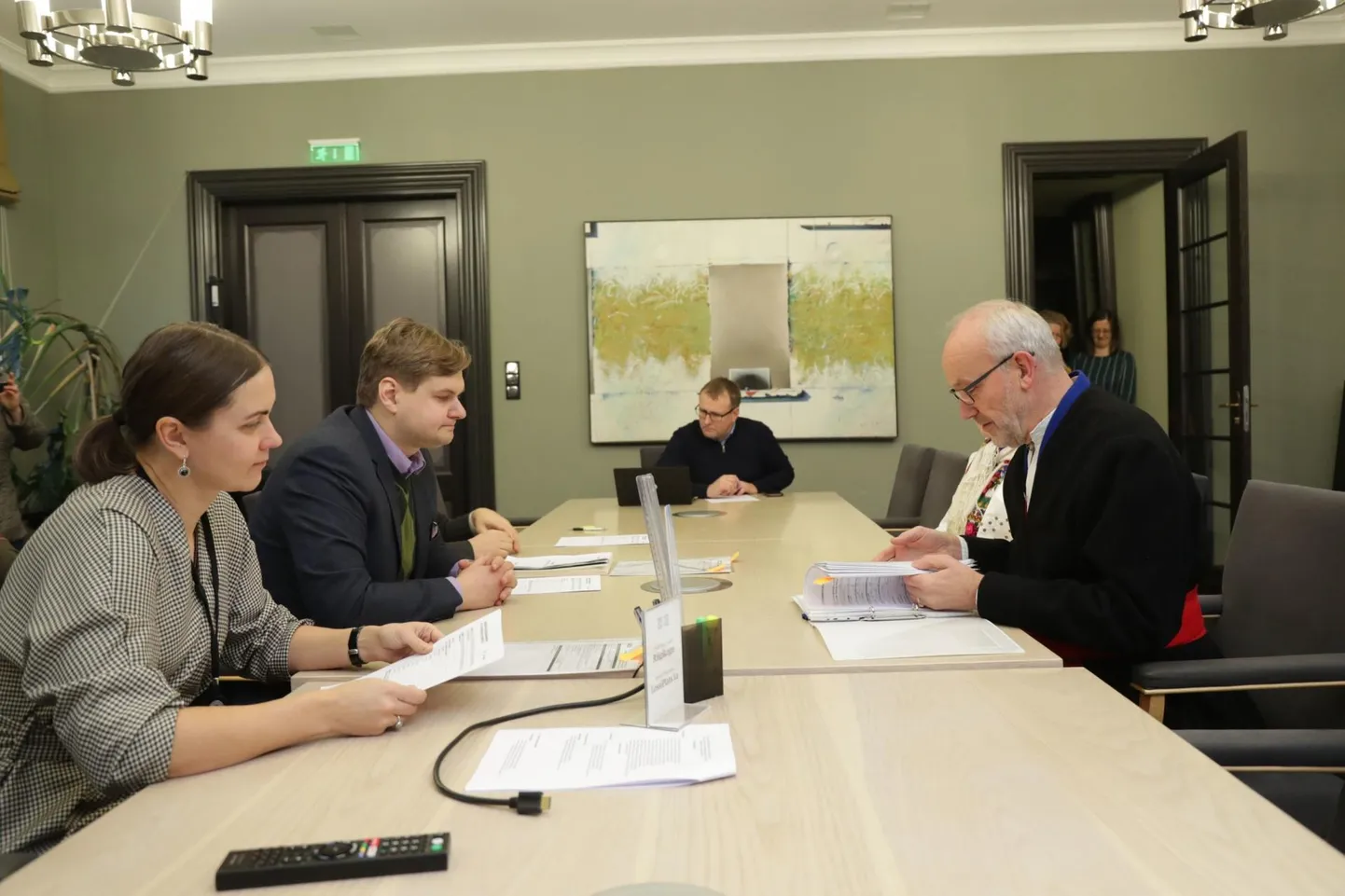 Vabaerakonna esimees Kaul Nurm (paremal) esitas koos aseesimees Elo Lutsepaga täna riigi valimiskomisjonile nimekirja kandidaatidest, kellega pürgitakse riigikogusse.