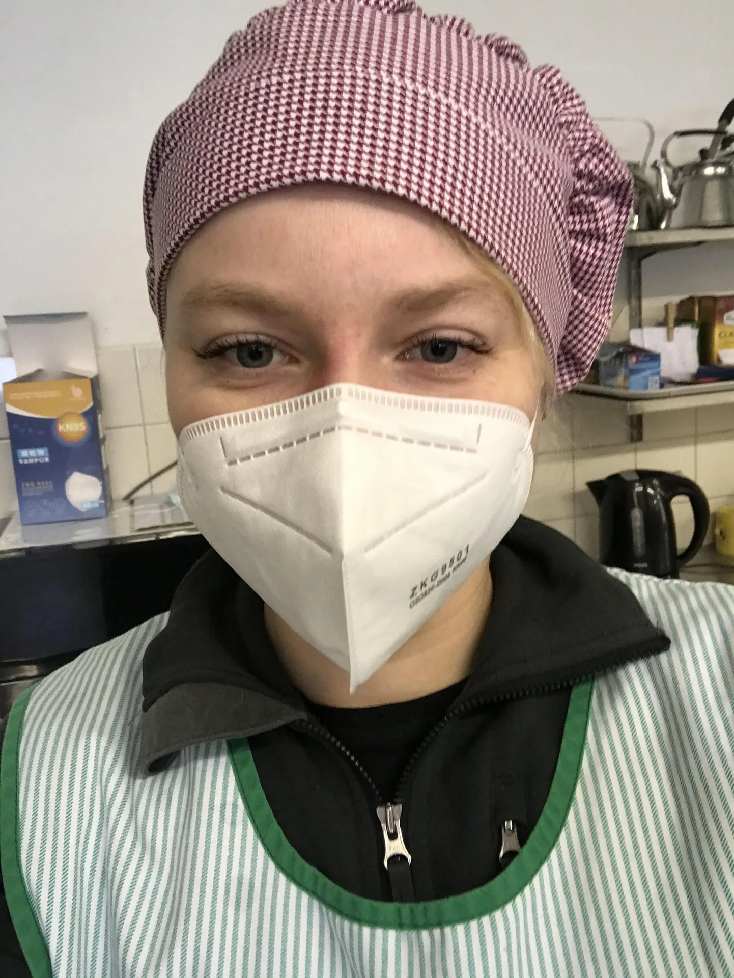 Tene Metsma oli esimene vabatahtlik, kes eelmisel neljapäeval Koeru hooldekodule appi tõttas. Tema abikäsi läks tarvis köögi abitöödel.