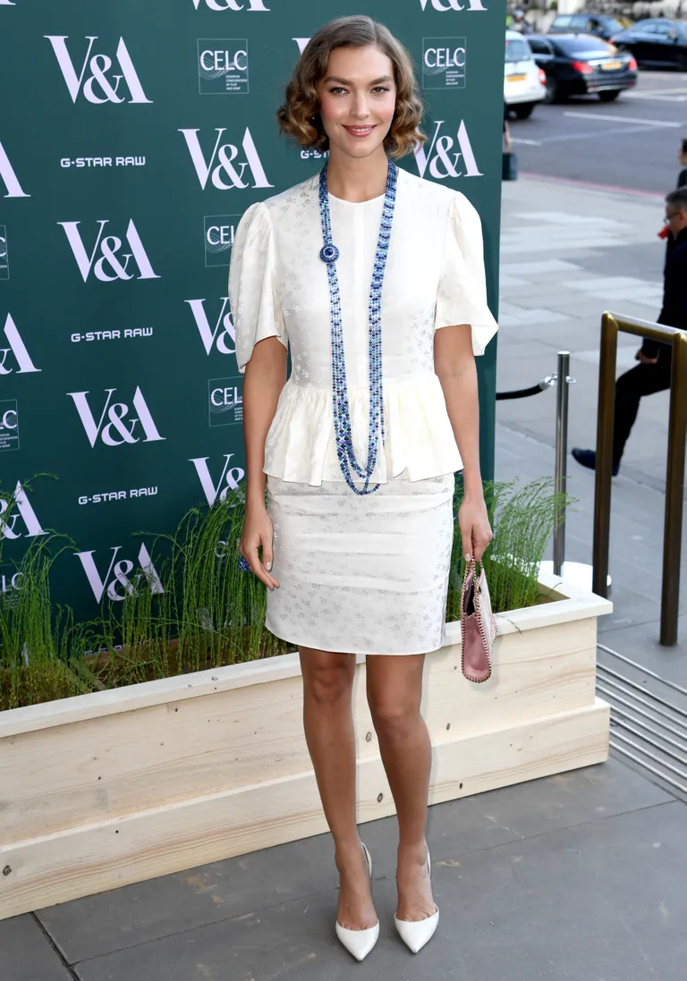 Arizona Muse kannab peplum-kleiti.