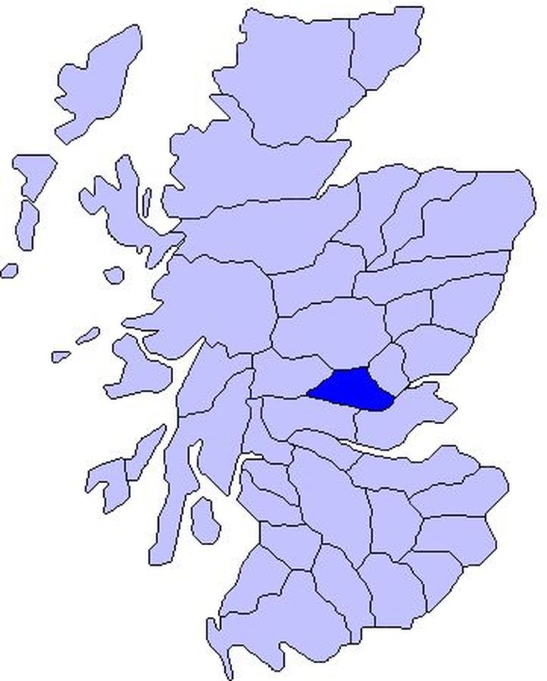Strathearni provints (sinisega) asub Šotimaa keskosas Tay jõe ääres