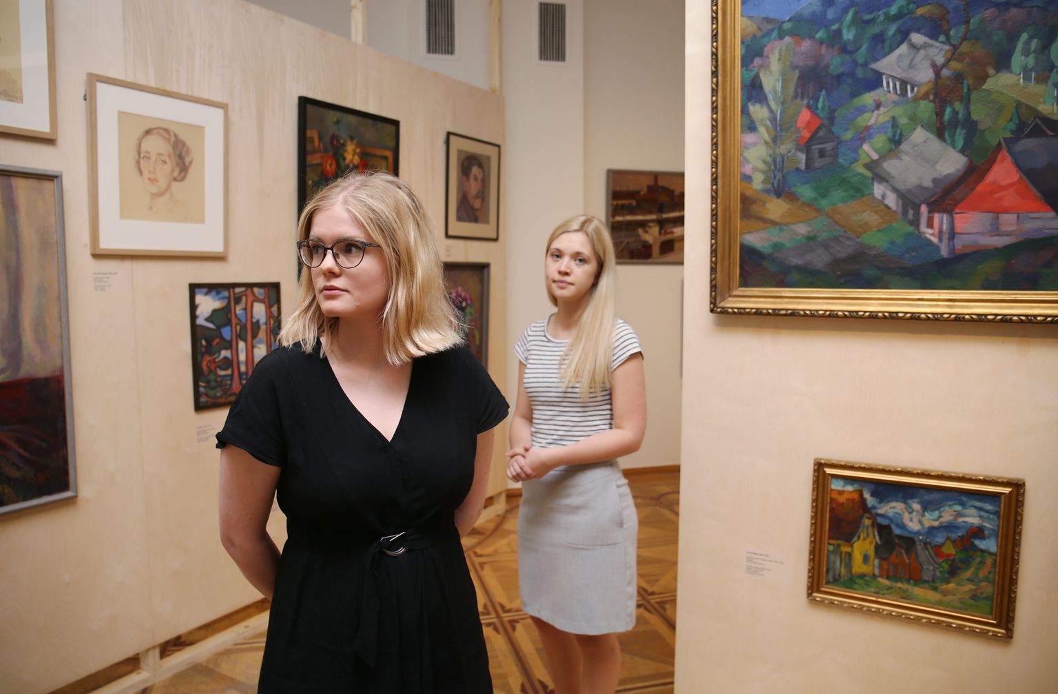 Näituse «Pallas 100. Kunstikool ja kultus» kuraatorid Joanna Hoffmann (vasakul) ja Hanna-Liis Kont.