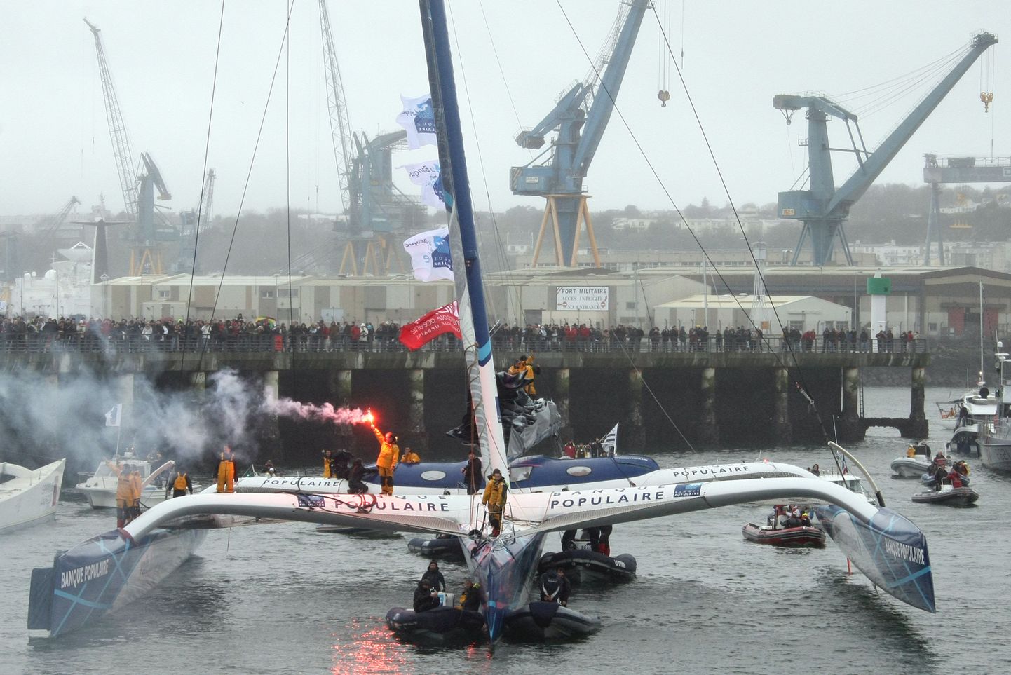 Maxi Banque Populaire V meeskond tähistamas uut maailmarekordit Bresti sadamas.