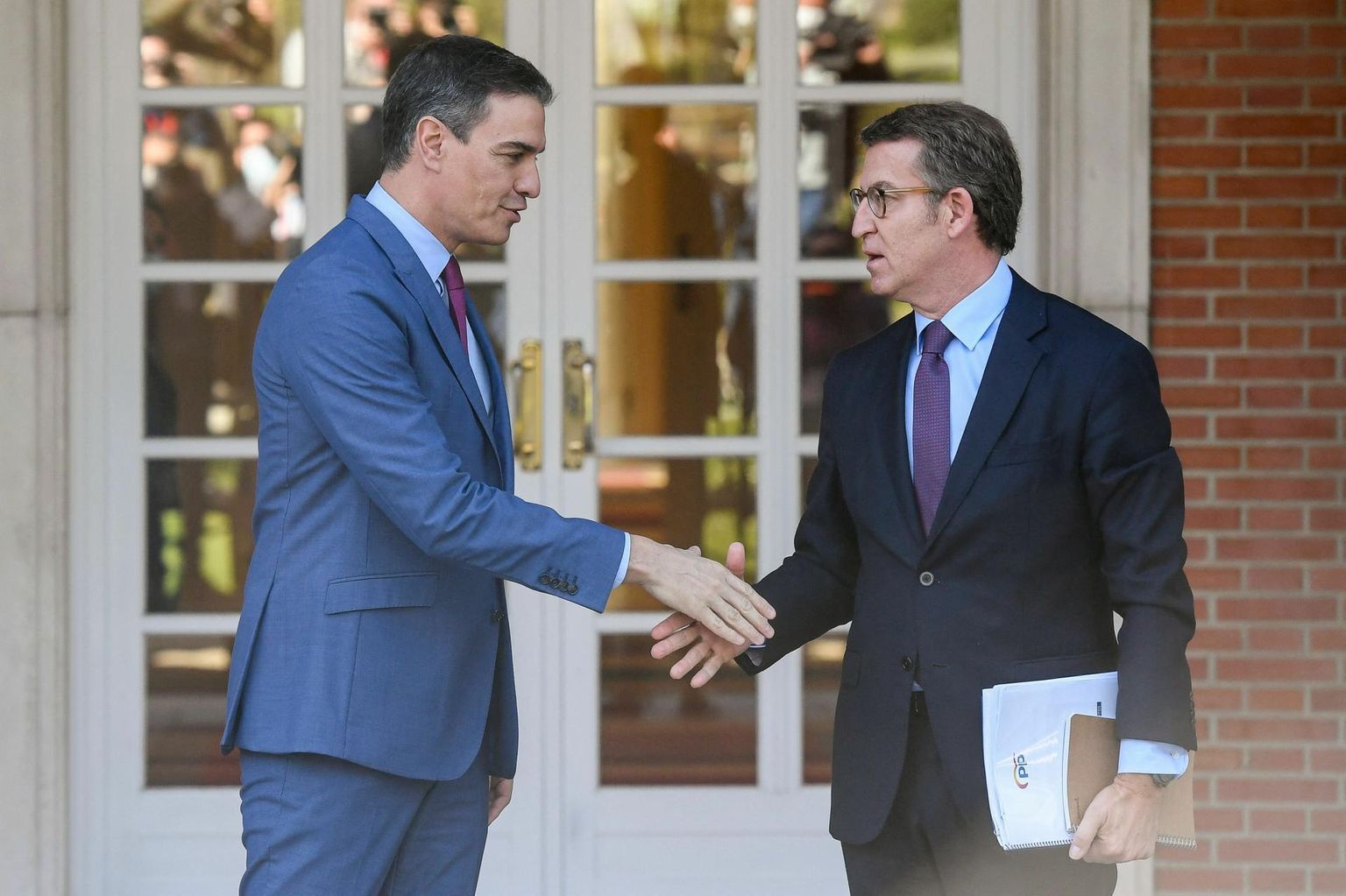 Hispaania sotsialistist peaminister Pedro Sánchez tervitab konservatiivse Rahvapartei juhti Alberto Núñez Feijóod tänavu aprillis kõigest mõni päev pärast seda, kui viimane valiti erakonna etteotsa. Möödunud kuudega on ta vedanud kodupartei Hispaanias kõige populaarsemaks. 