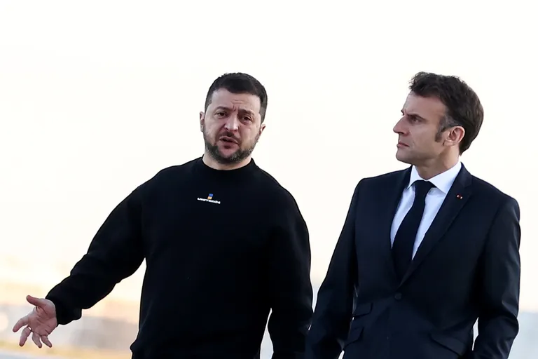 Ukraina president Volodõmõr Zelenskõi ja Prantsusmaa riigipea Emmanuel Macron täna hommikul teel Brüsselisse.