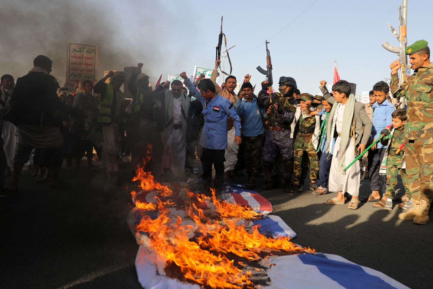 Jeemenis Sanaas toimunud meeleavaldus, kus huthi mässuliste toetajad põletasid Iisraeli ja USA lippe 12. jaanuaril 2024. aastal.