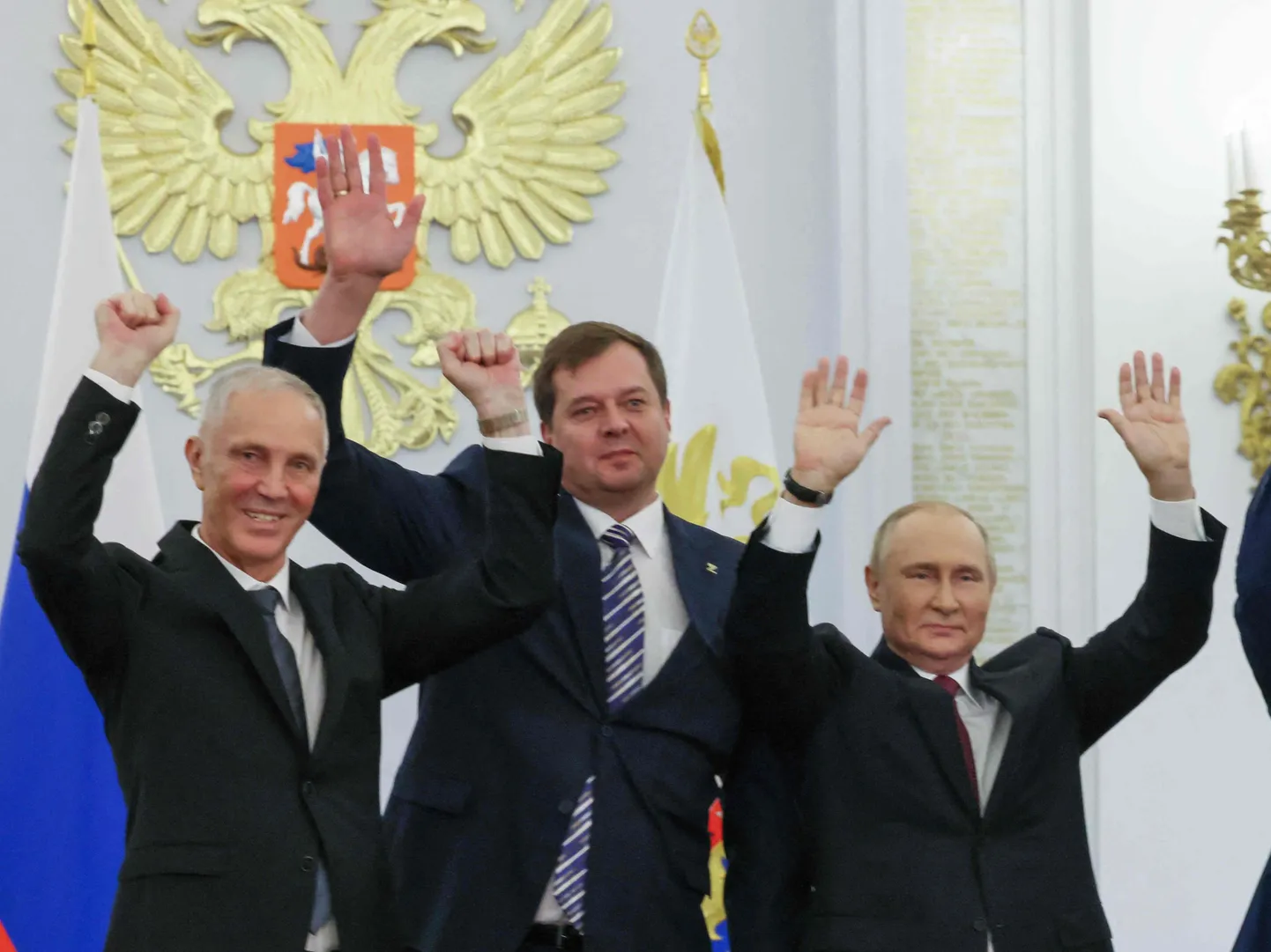 Наместник Путина в оккупированных районах Херсонской области Украины Владимир Сальдо, наместник в оккупированных районах Запорожской области Евгений Балицкий и сам Путин поднимают руки вверх в Кремле. Таким образом военные преступники демонстрировали не готовность сдаться, а радость от аннексии Москвой новых территорий Украины. 30 сентября 2022 года, Кремль, Москва, Россия.