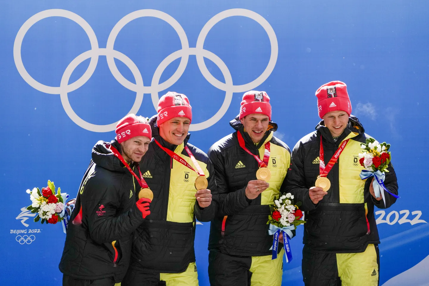 Frančesko Frīdriha pilotētais Vācijas bobsleja četrinieks, saņemot Pekinas olimpisko spēļu zelta medaļas.