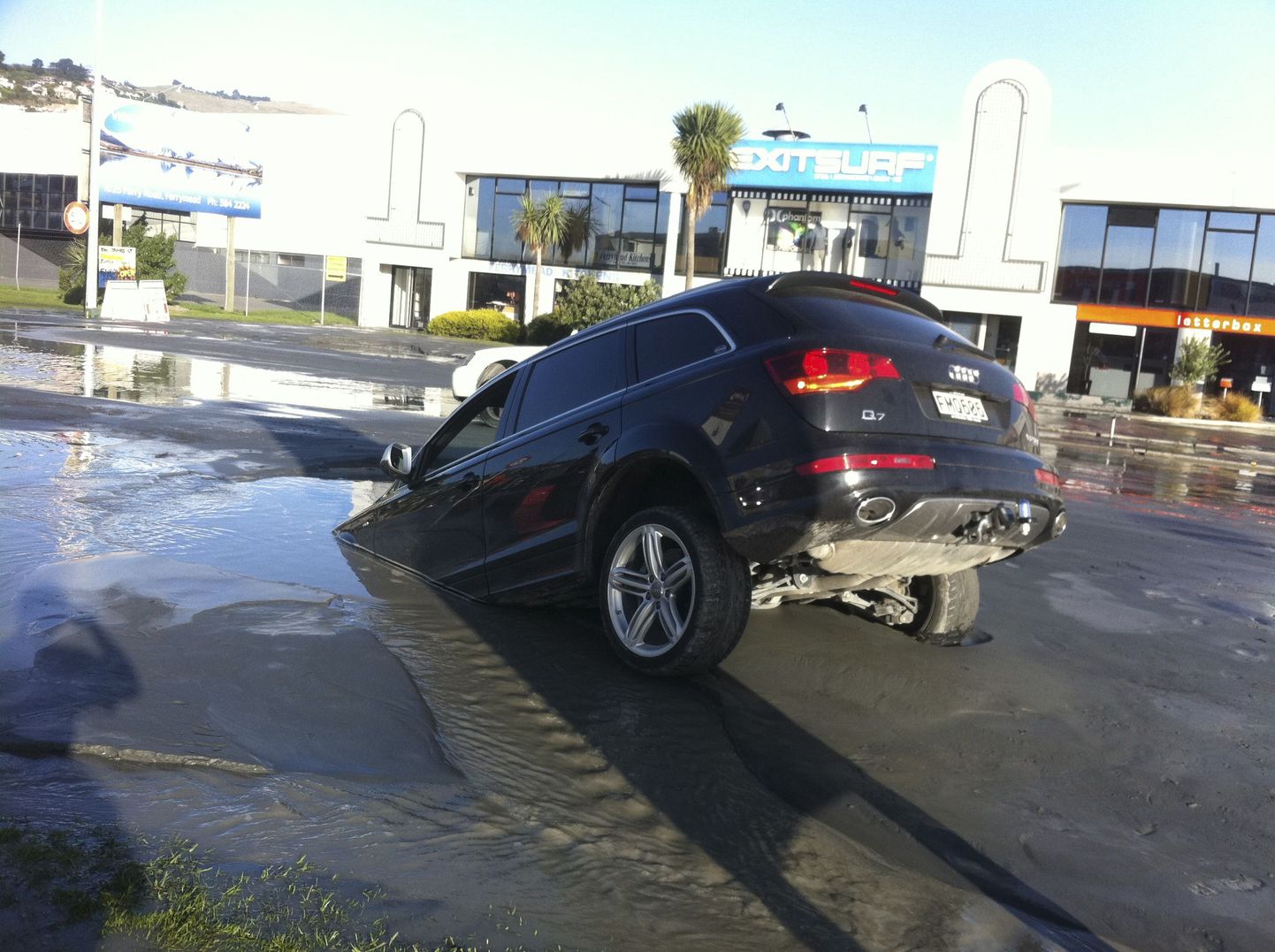 Asfaldi sisse vajunud auto Christ­churchis pärast eilset maavärinat.