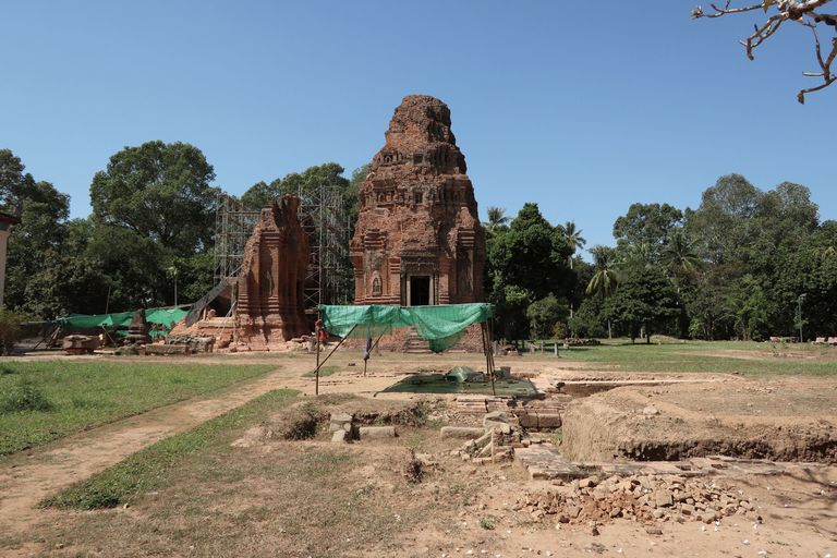 Restaureerimistööd ja arheoloogilised väljakaevamised 10. sajandi keskel rajatud Bat Chumi templis. Kambodža riik näib olevat kasutanud koroonaaega ära parimal võimalikul viisil. Ehitus- ja renoveerimistööd olid käimas nii Siěm Réabi linnas, kus peatub enamik piirkonnas käivaid turiste, kui ka Ângkôris. Ehitati teid, konserveeriti-restaureeriti templeid. Silma jäid ka arheoloogilised väljakevamised. Ângkôr ei ole veel valmis, ei ajalooallika ega uurimisobjektina. Kunagisest elust seal on teada vaid piirjooned. Iga arheoloogiline uuring täpsustab neid ja konkretiseerib ning annab väärtuslikku teavet khmeeride kõrgkultuuri kohta.