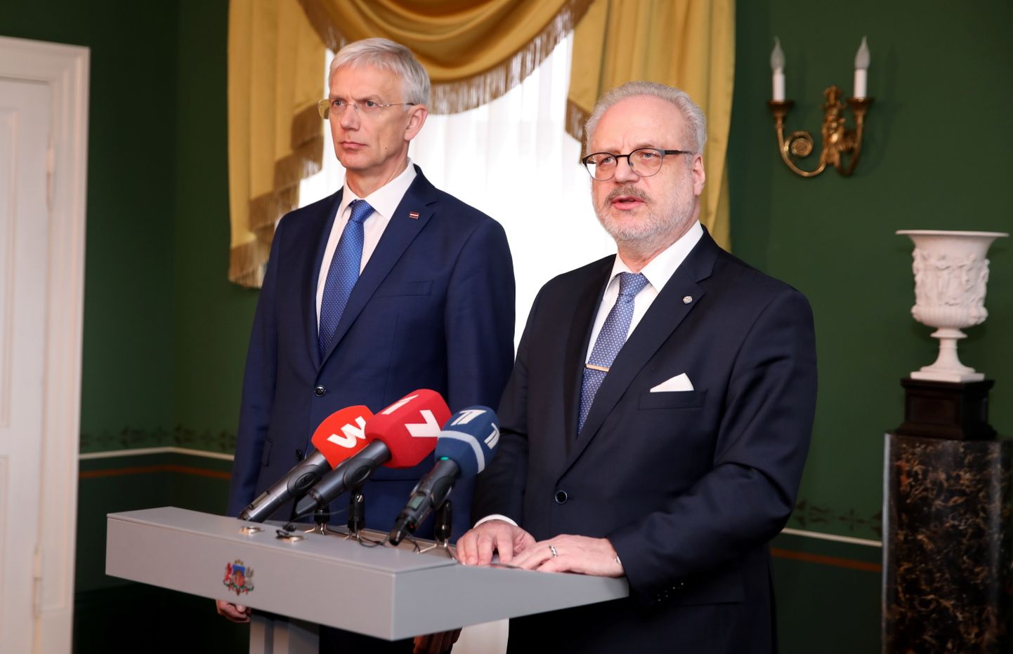 No kreisās Ministru prezidents Krišjānis Kariņš un Latvijas prezidents Egils Levits