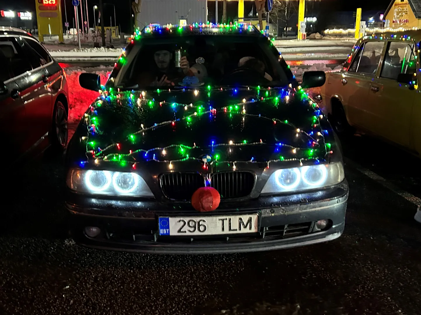 Järvamaa Car Meeting kogunes tuledesärasse ehitud autodega suurele jõulusõidule.