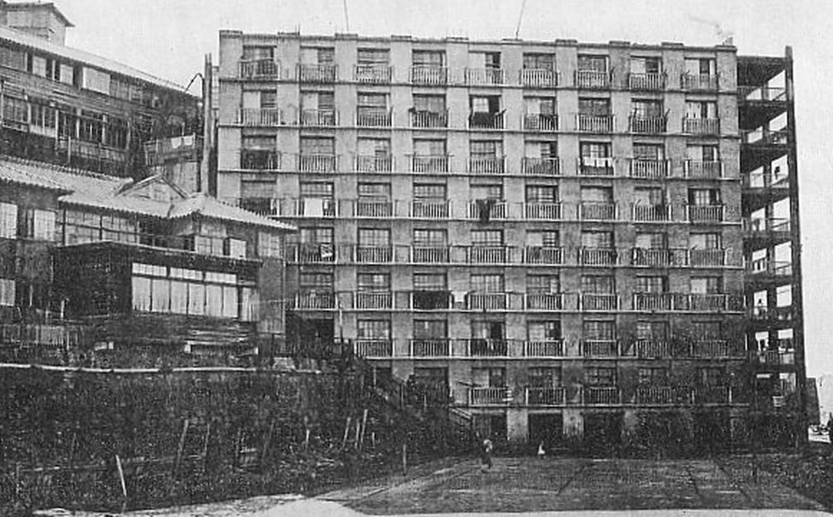 Блочный дом в Хасиме в 1930 году.