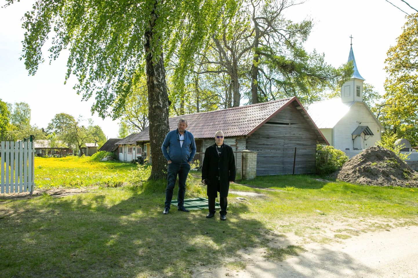 Koguduse toetaja ettevõtja Heiti Hääl (vasakul) ja õpetaja Urmas Karileet uuel krundil.