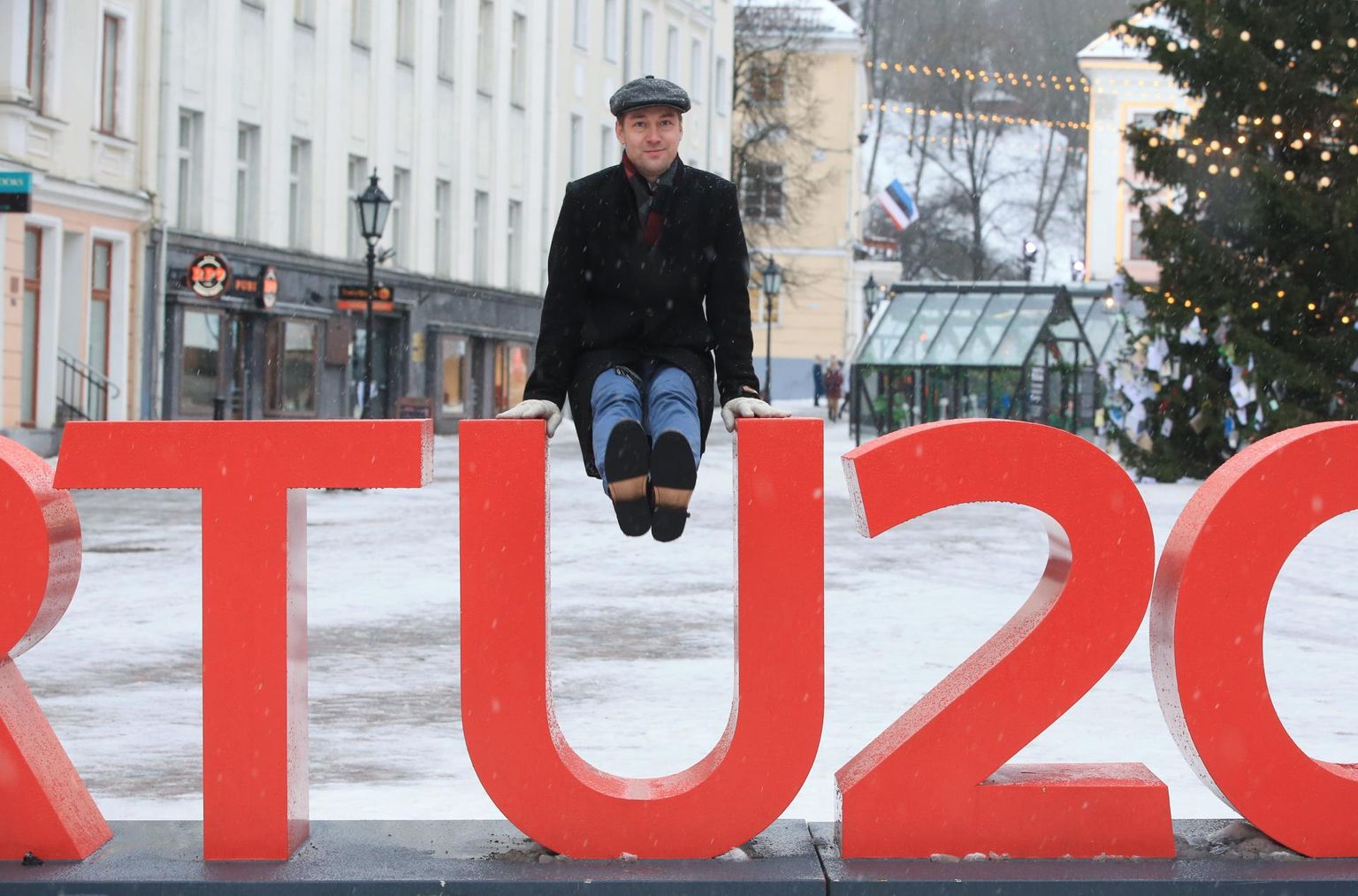 Tartu abilinnapea Lemmit Kaplinski Raekoja platsil.
 