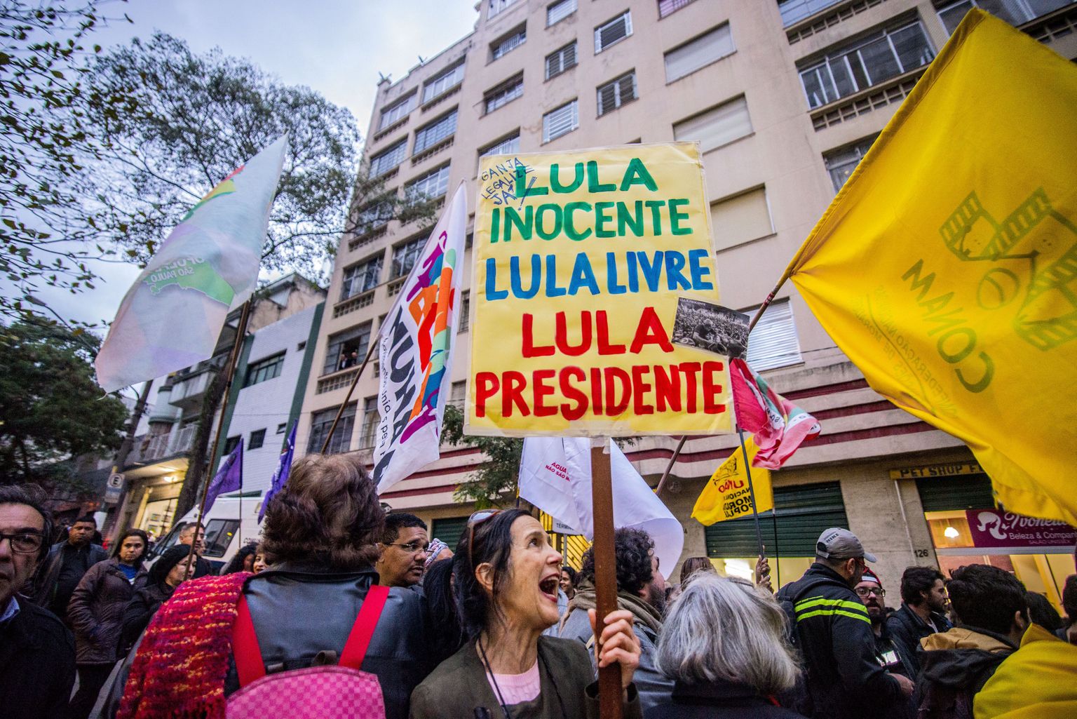 Luiz Inacio Lula da Silva toetajad Sao Paulo kohtuhoone ees meeleavaldusel.