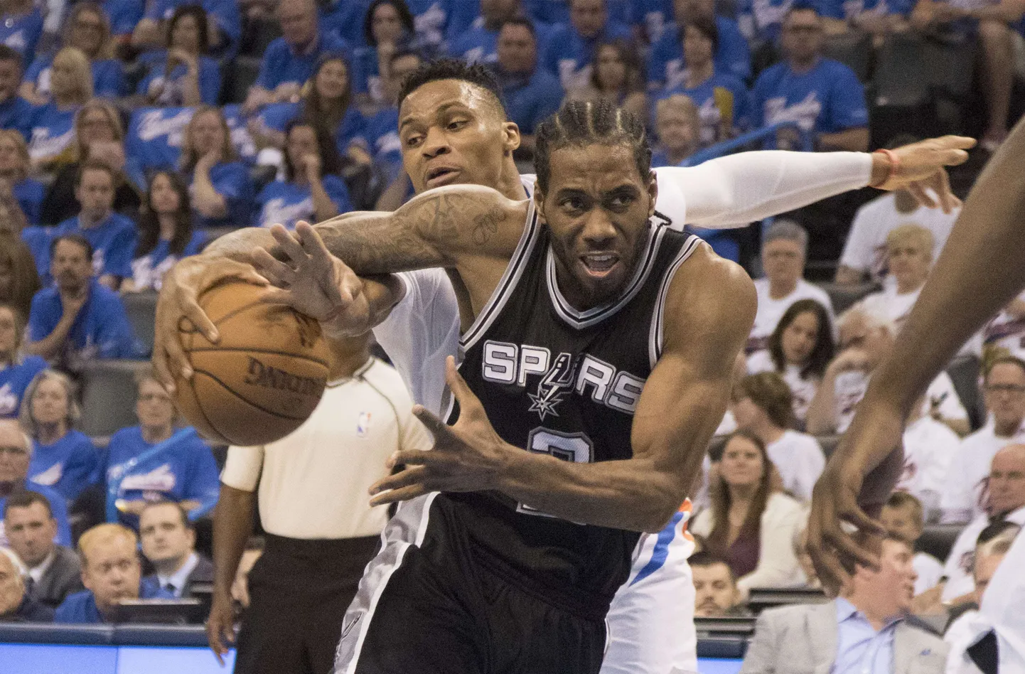 Kawhi Leonard (esiplaanil) on üle mänginud Russell Westbrooki.