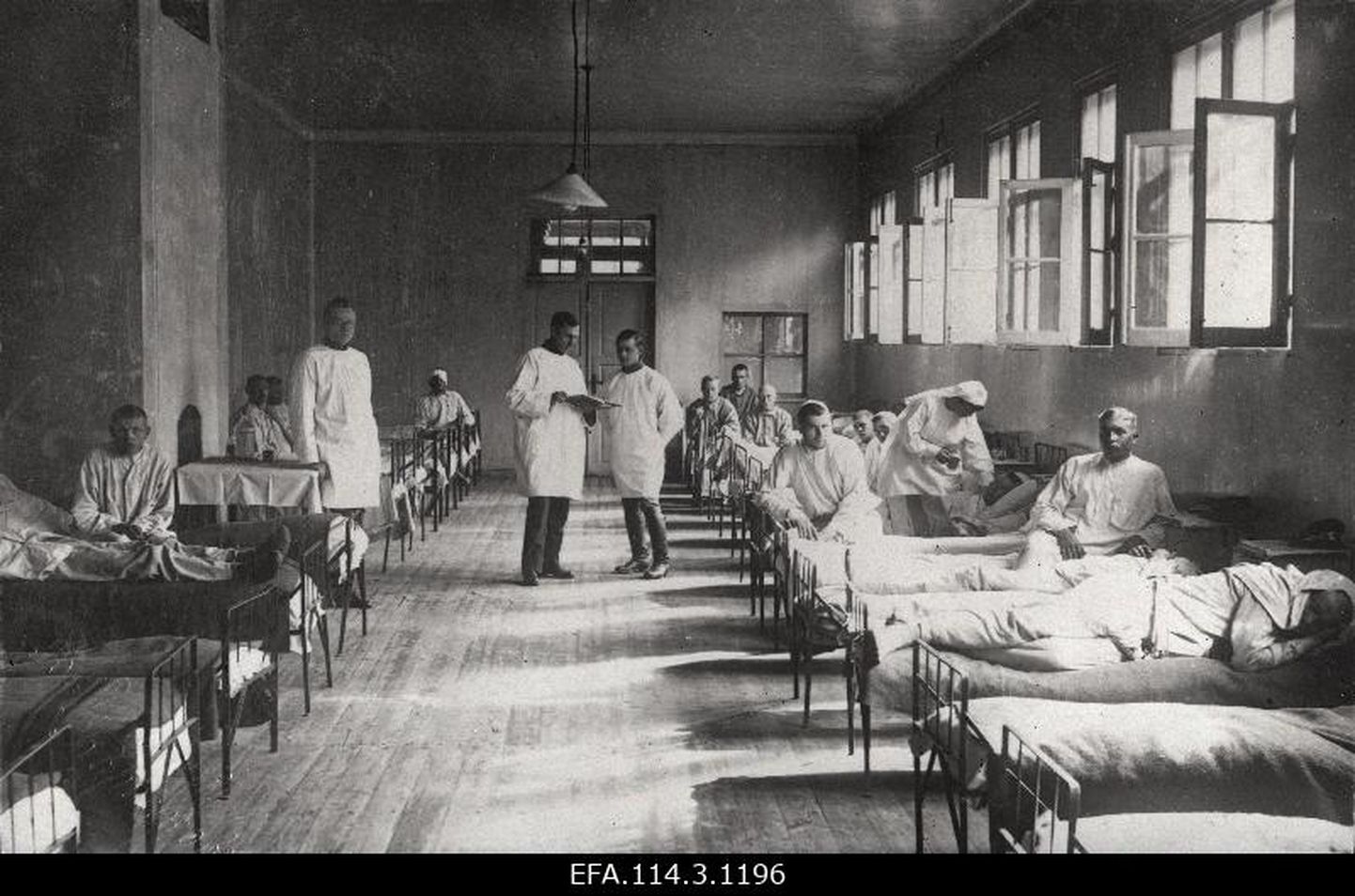 Vabadussõda. Patseiendid ja arstid sõjaväehaigla palatis. Pilt on illustratiivne.